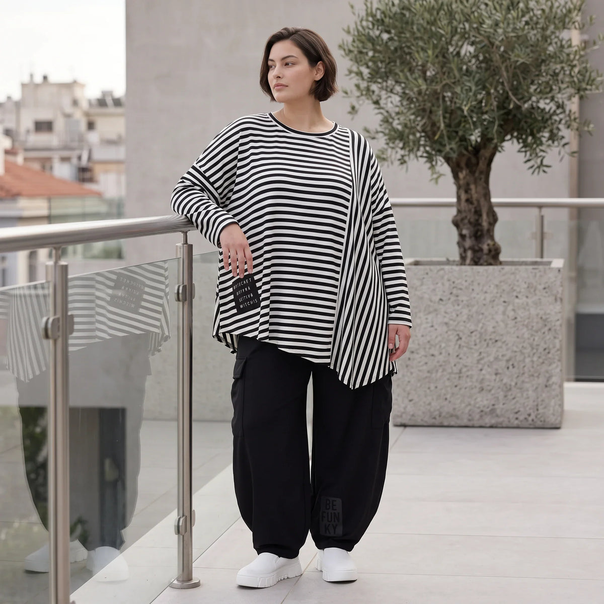 Langarmshirt in Schwarz/Weiß aus weichem Stretchjersey mit asymmetrischem Zipfelsaum