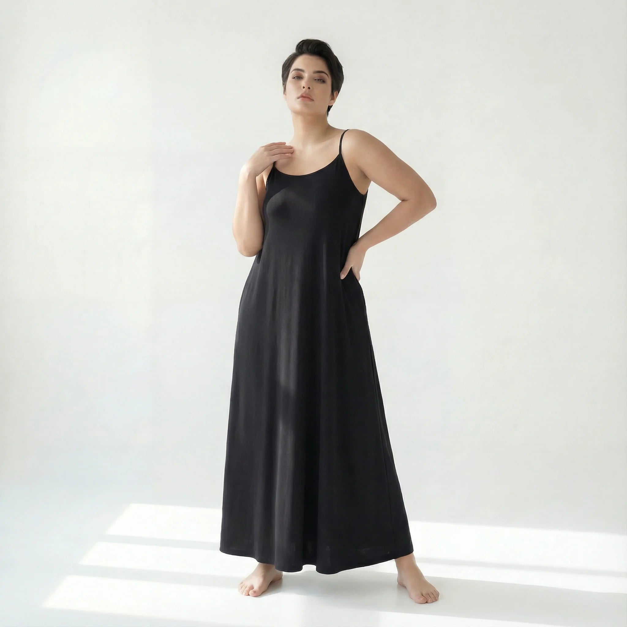 Schwarzes Basic-Kleid mit Fütterung & Spaghettiträgern von Cadrelli in femininer A-Linie
