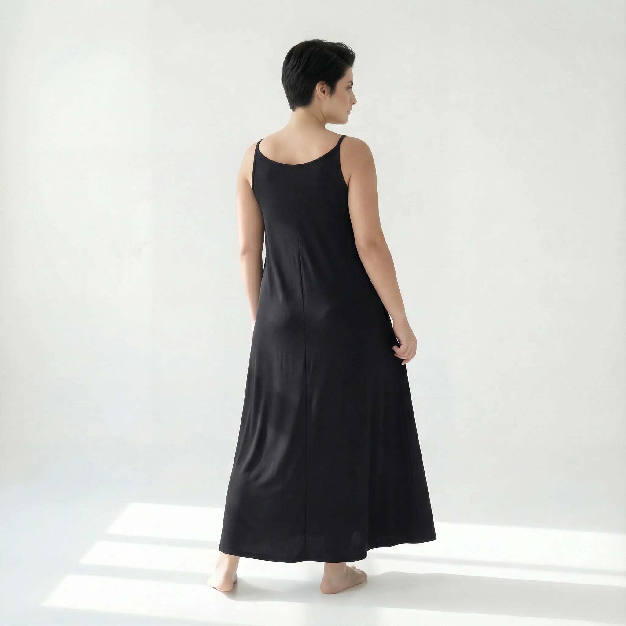 Schwarzes Basic-Kleid mit Fütterung & Spaghettiträgern von Cadrelli in femininer A-Linie