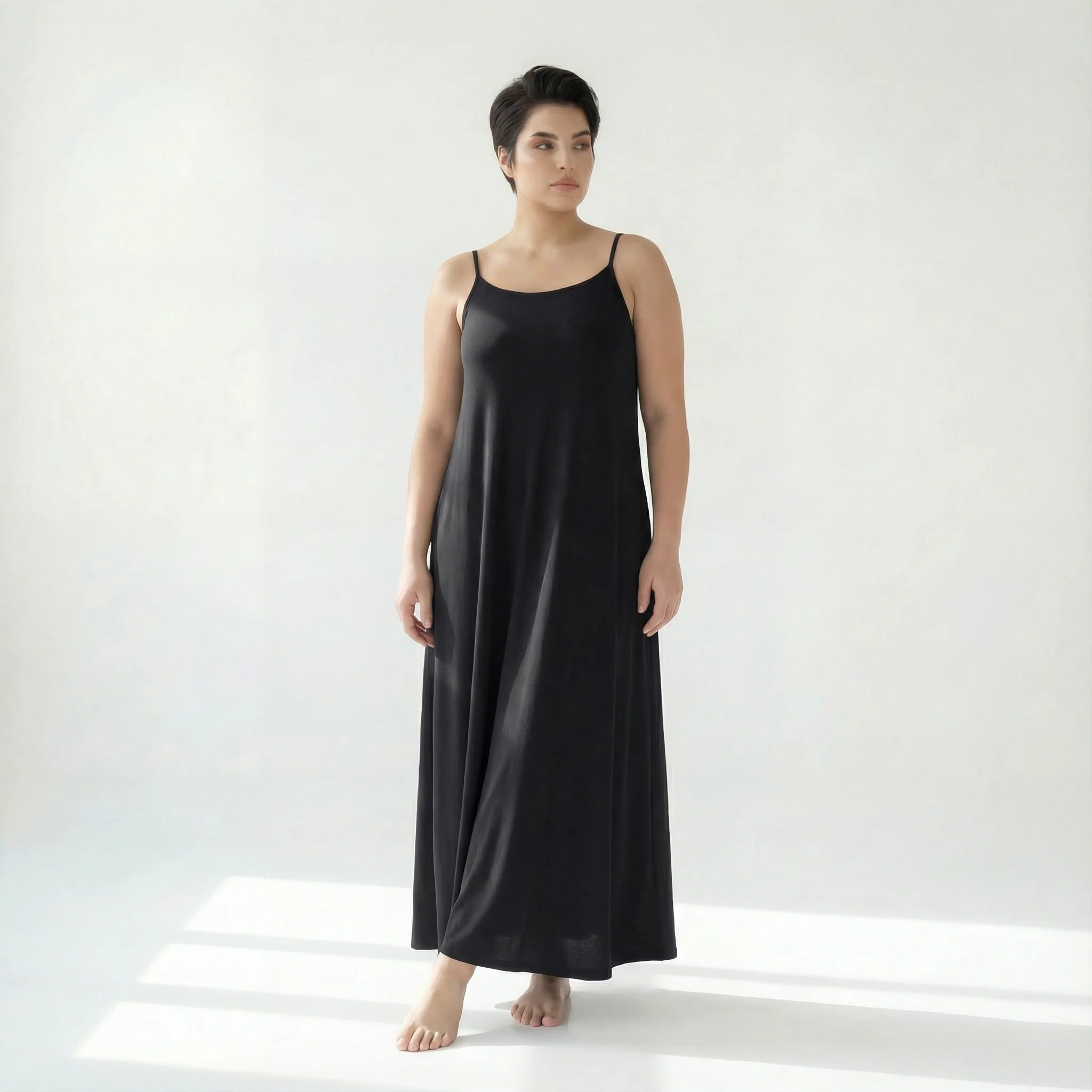 Schwarzes Basic-Kleid mit Fütterung & Spaghettiträgern von Cadrelli in femininer A-Linie