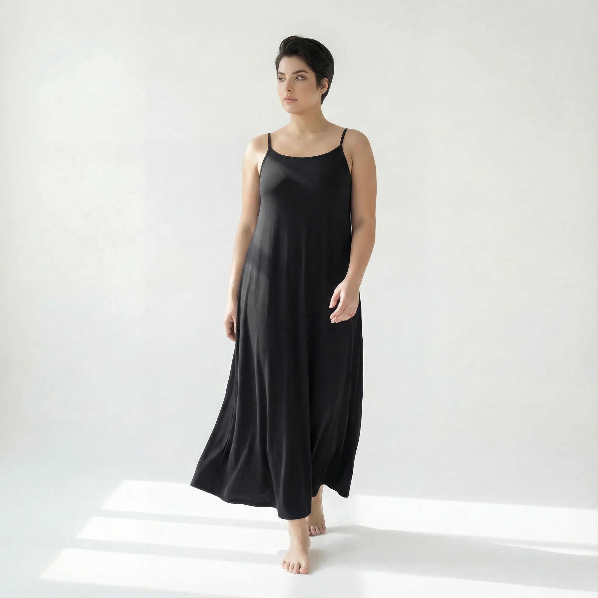 Schwarzes Basic-Kleid mit Fütterung & Spaghettiträgern von Cadrelli in femininer A-Linie