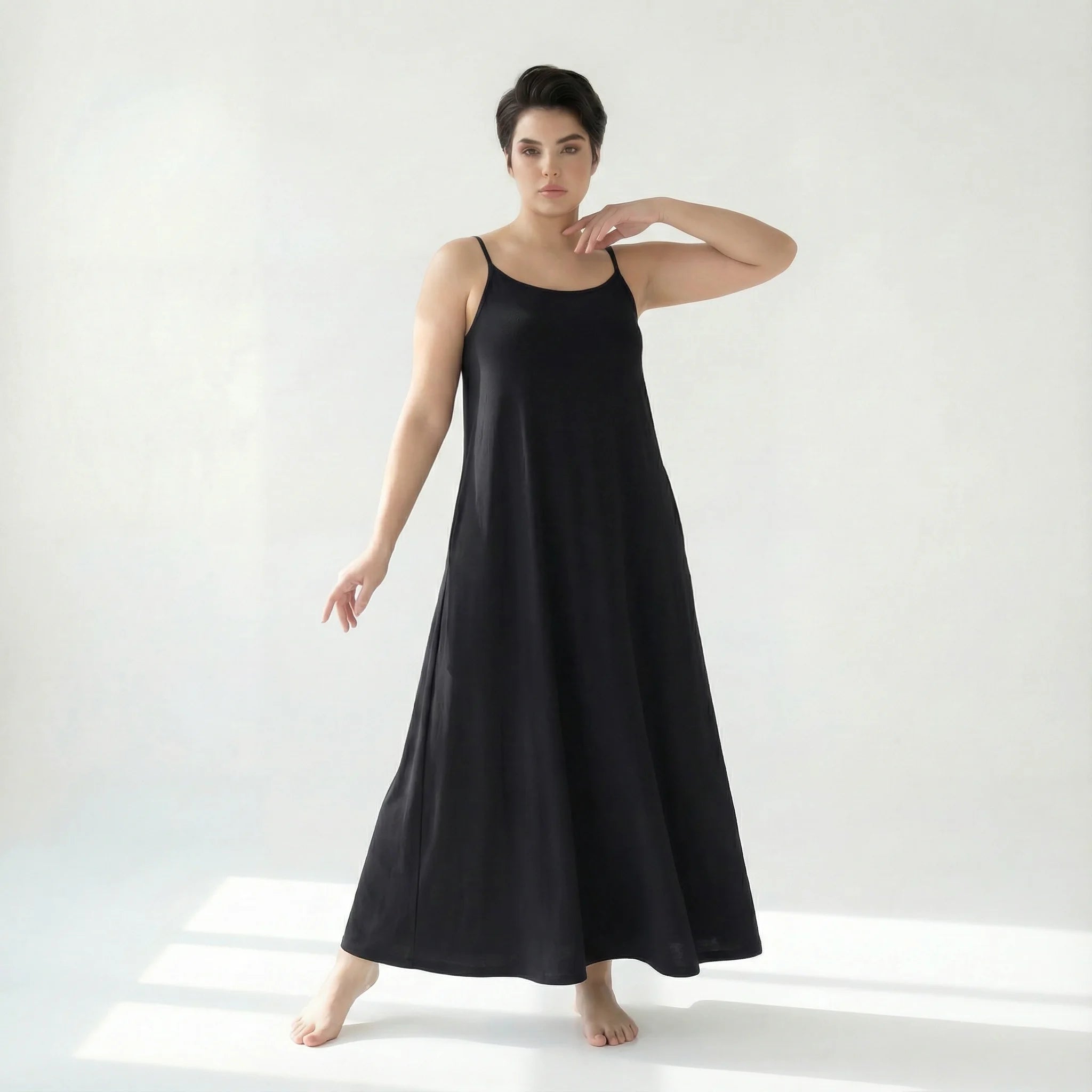 Schwarzes Basic-Kleid mit Fütterung & Spaghettiträgern von Cadrelli in femininer A-Linie