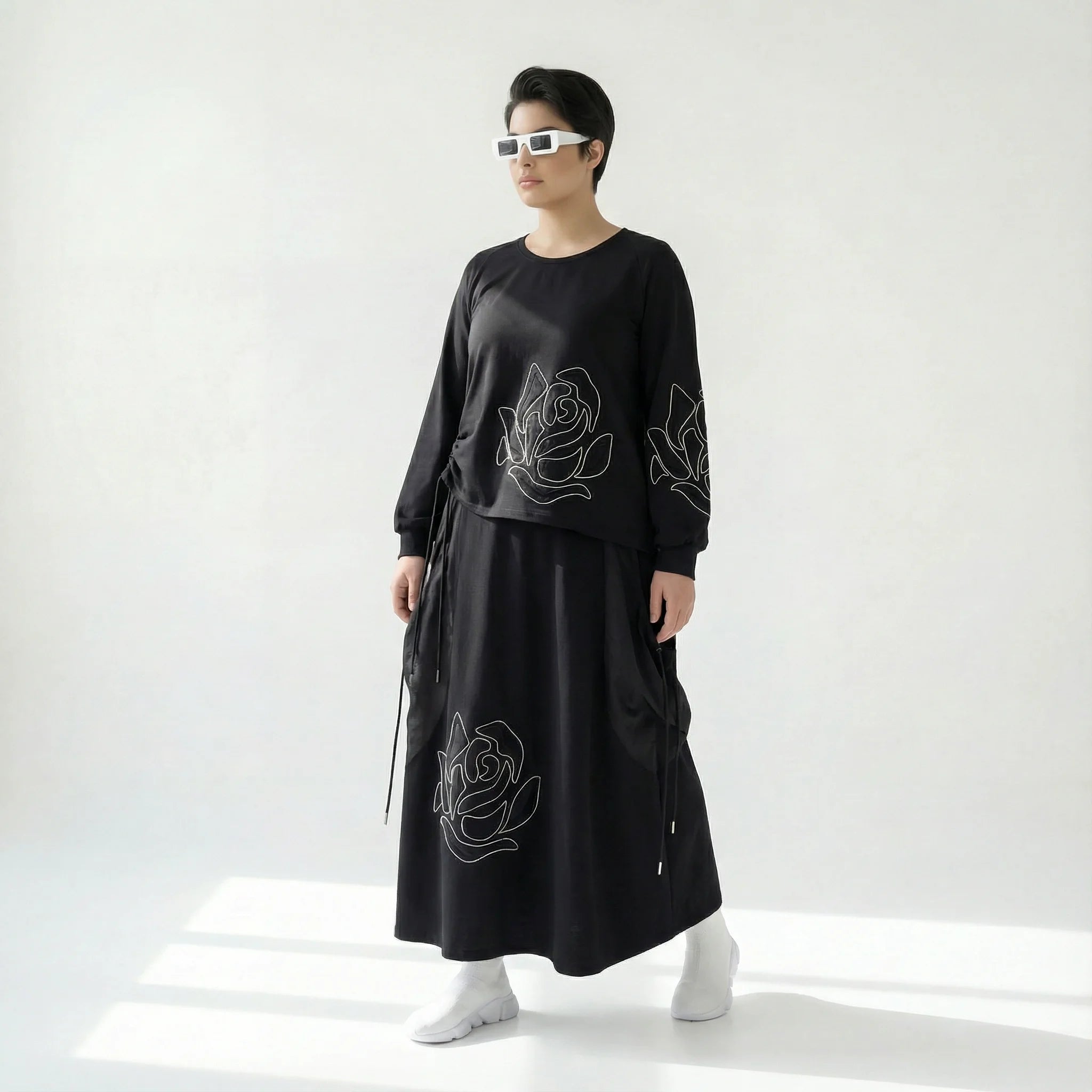 MODEARE - Schwarzes Oversize-Shirt mit Rosenstickerei und passender Maxirock im Set