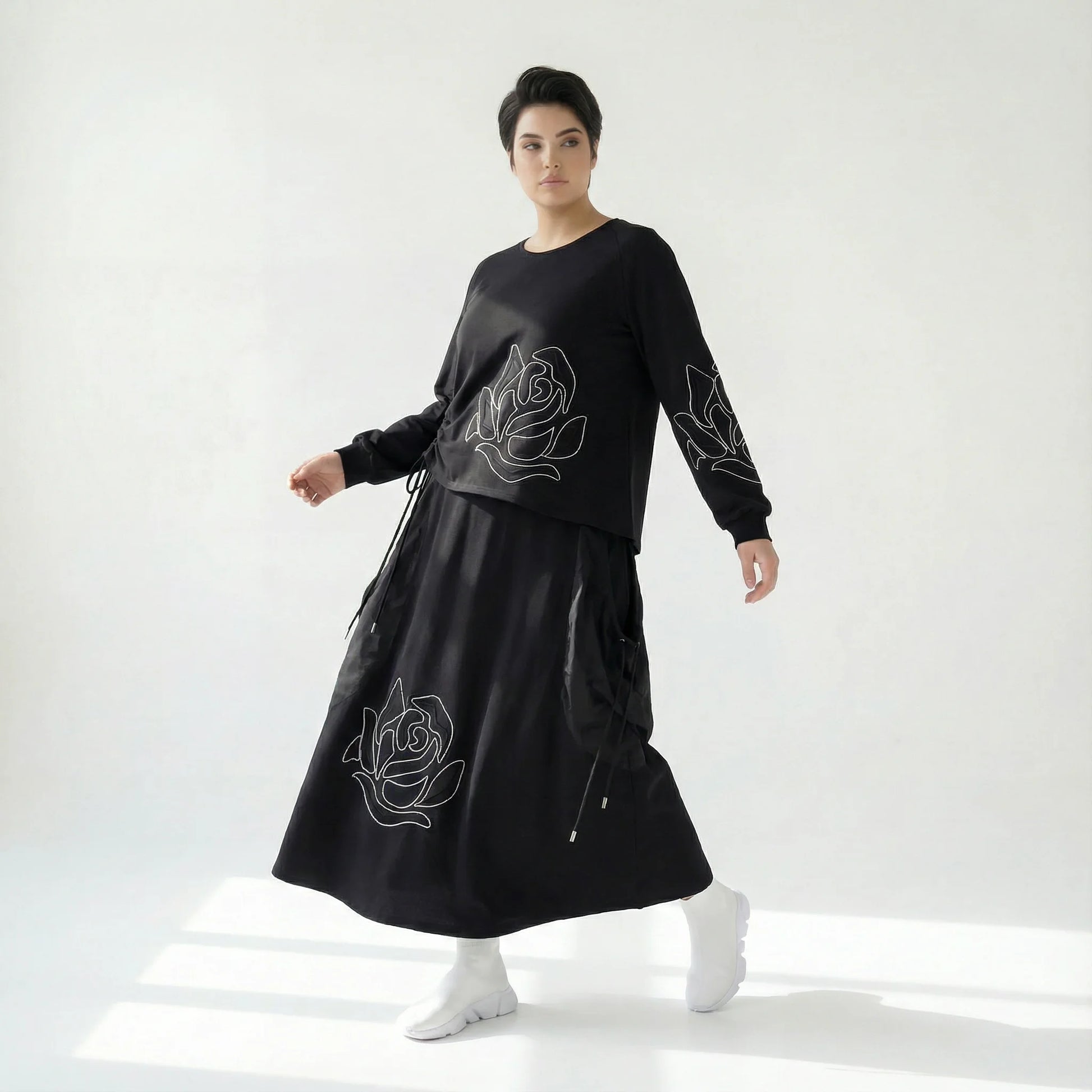 MODEARE - Schwarzes Oversize-Shirt mit Rosenstickerei und passender Maxirock im Set