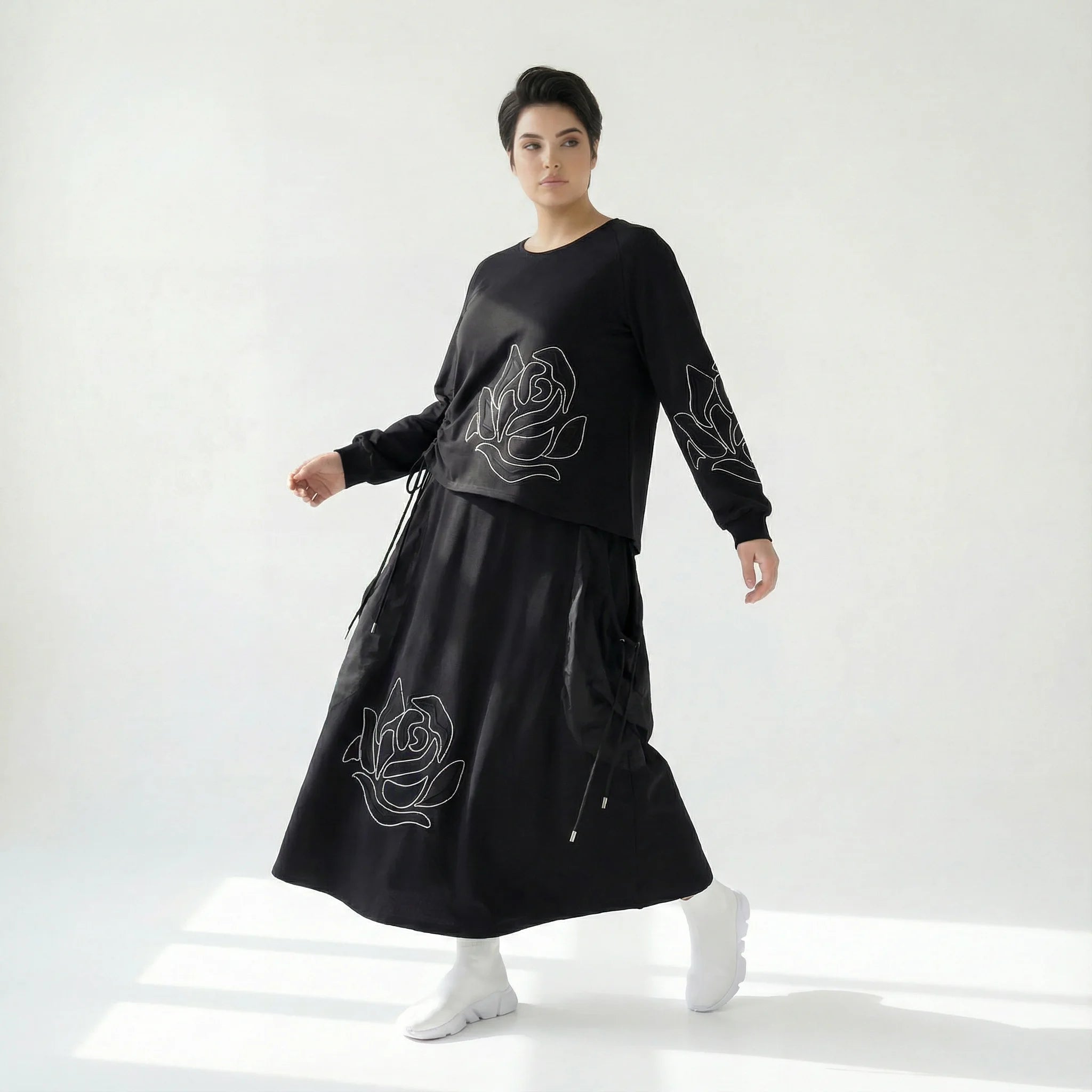 MODEARE - Schwarzes Oversize-Shirt mit Rosenstickerei und passender Maxirock im Set