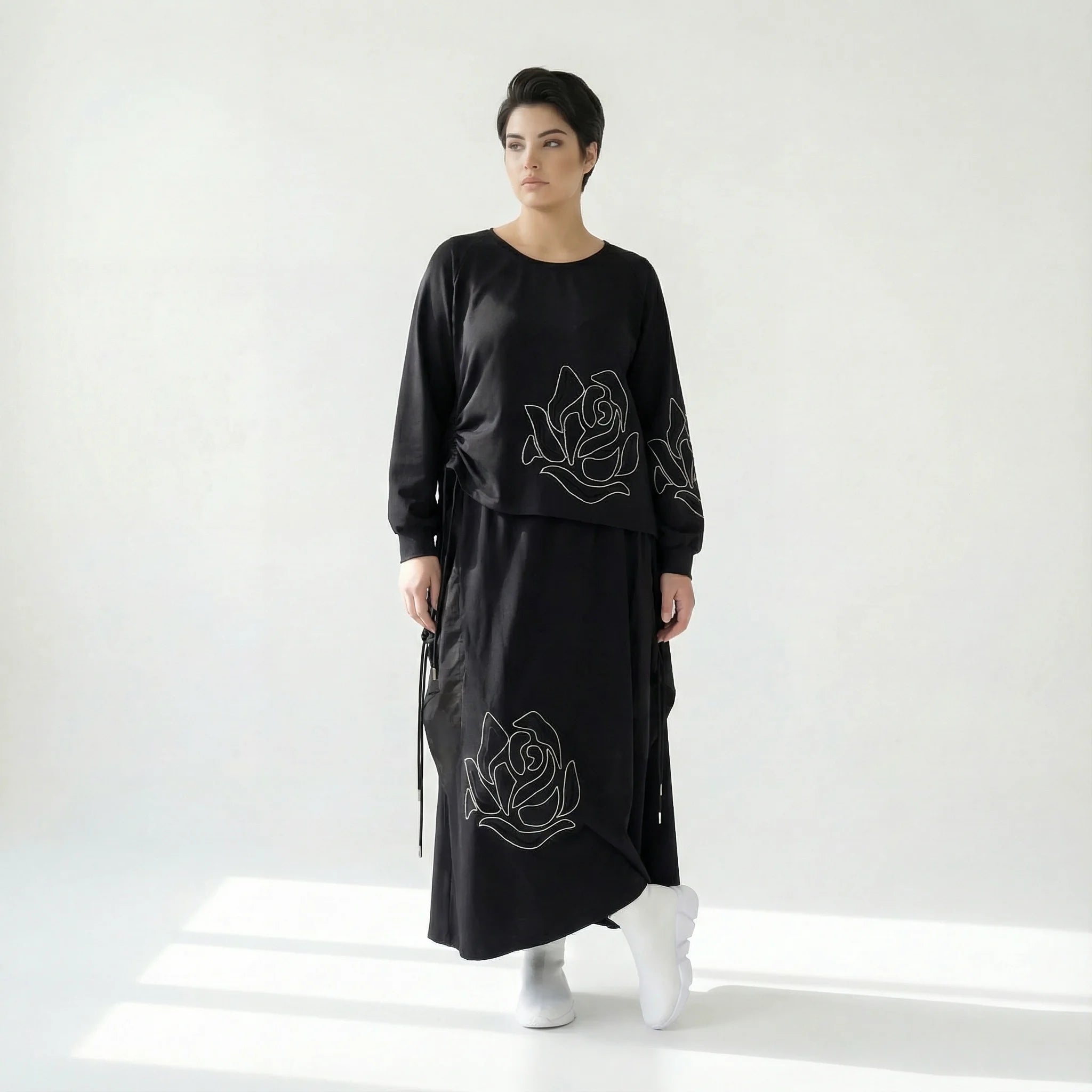 MODEARE - Schwarzes Oversize-Shirt mit Rosenstickerei und passender Maxirock im Set
