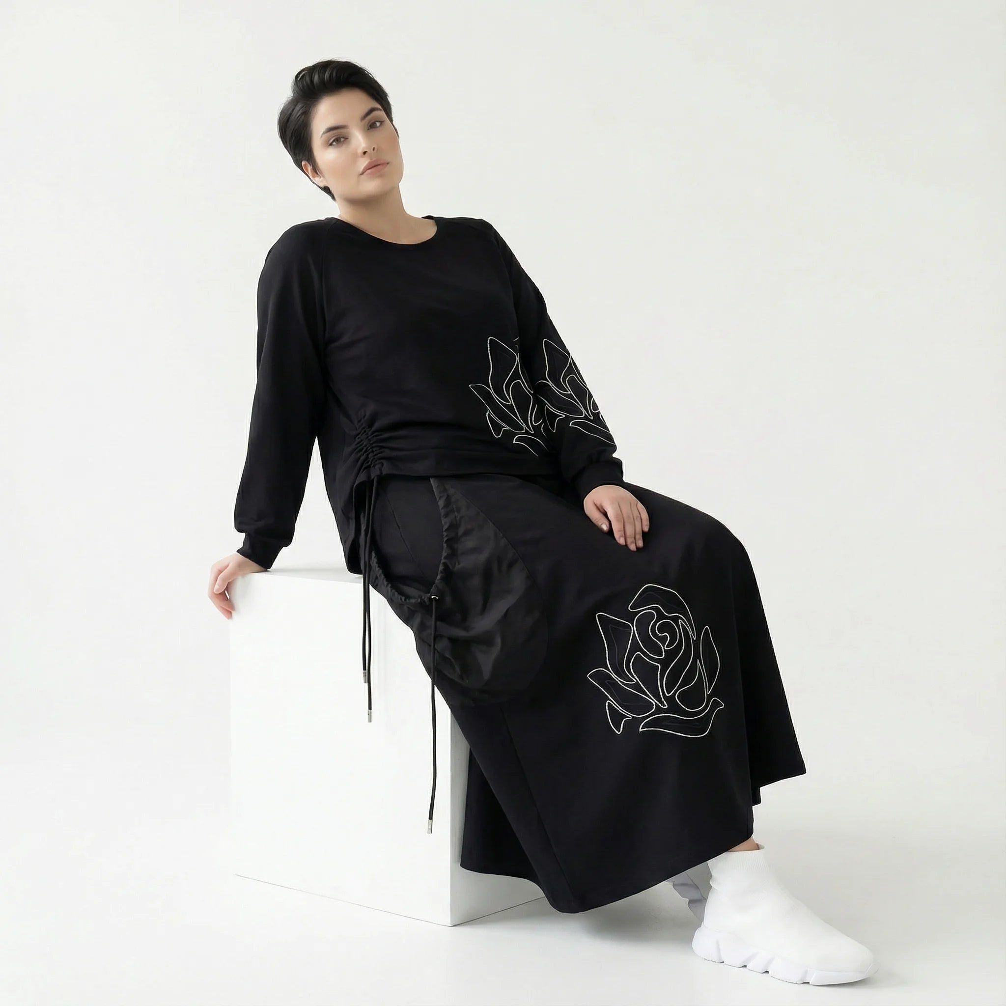 MODEARE - Schwarzes Oversize-Shirt mit Rosenstickerei und passender Maxirock im Set