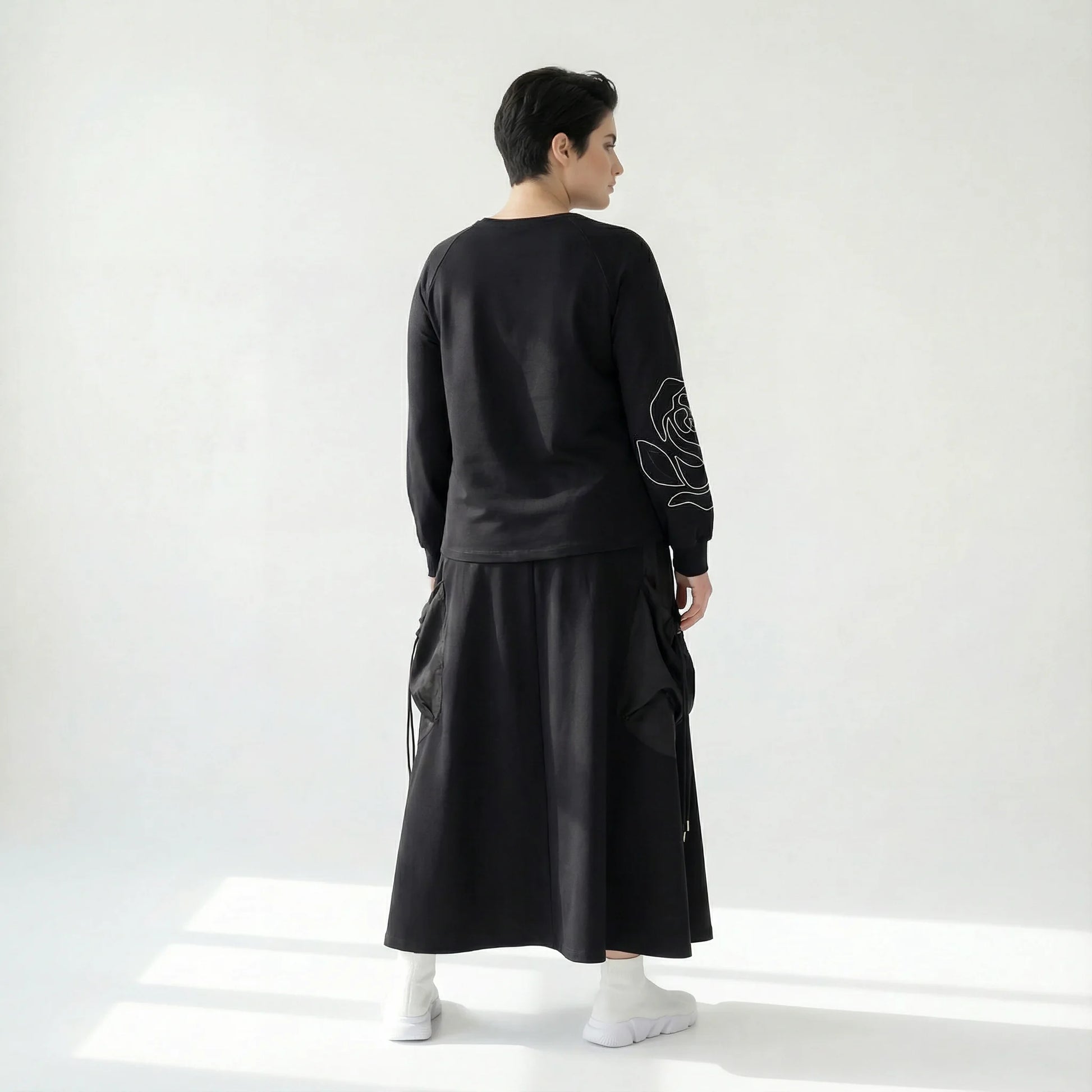 MODEARE - Schwarzes Oversize-Shirt mit Rosenstickerei und passender Maxirock im Set