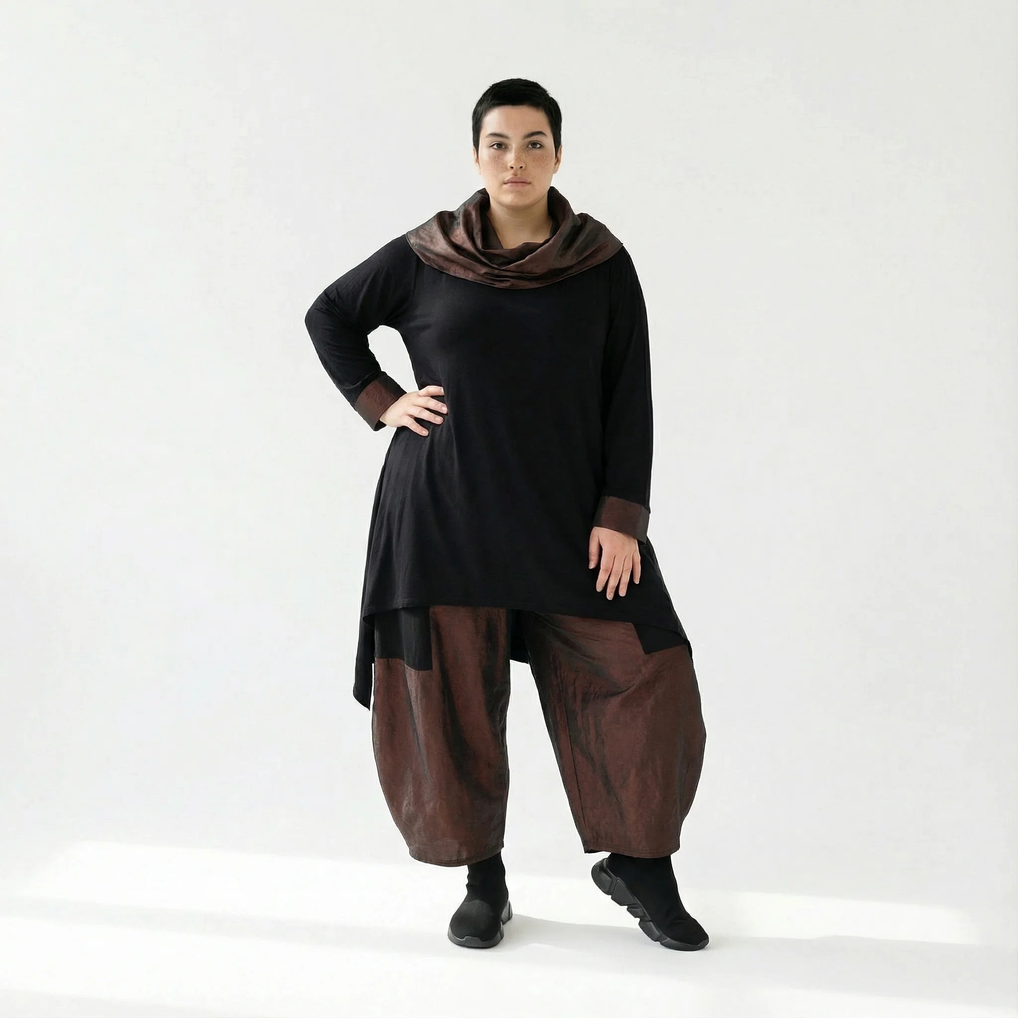 AKH Premium Ballonhose aus Memorytaft mit tiefem Schritt & Stretchbund – Oversize Baggy Fit | Modeare
