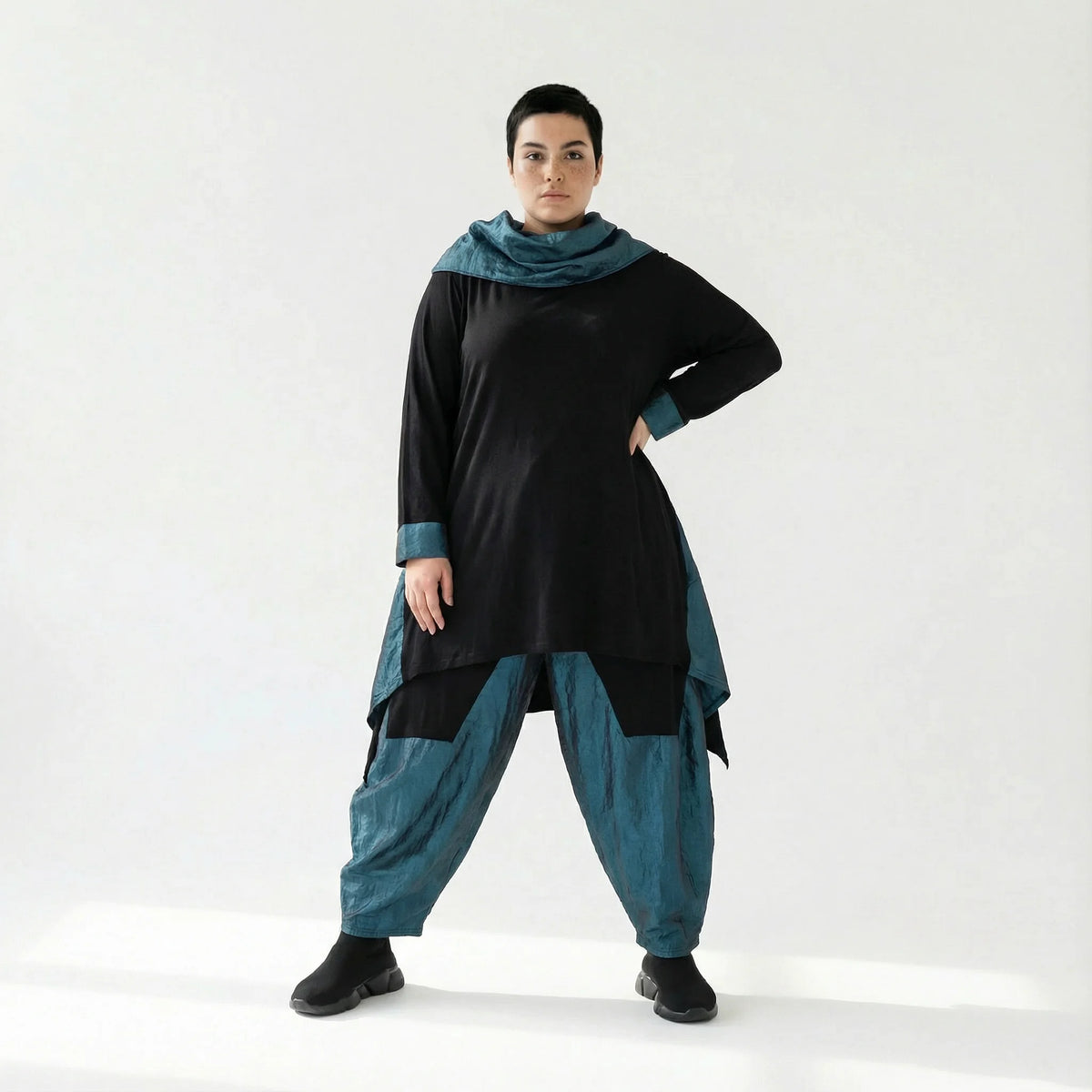 Ballonhose aus Memorytaft in Petrol – elastischer Komfort im Baggy-Look von AKH Premium bei Modeare entdecken