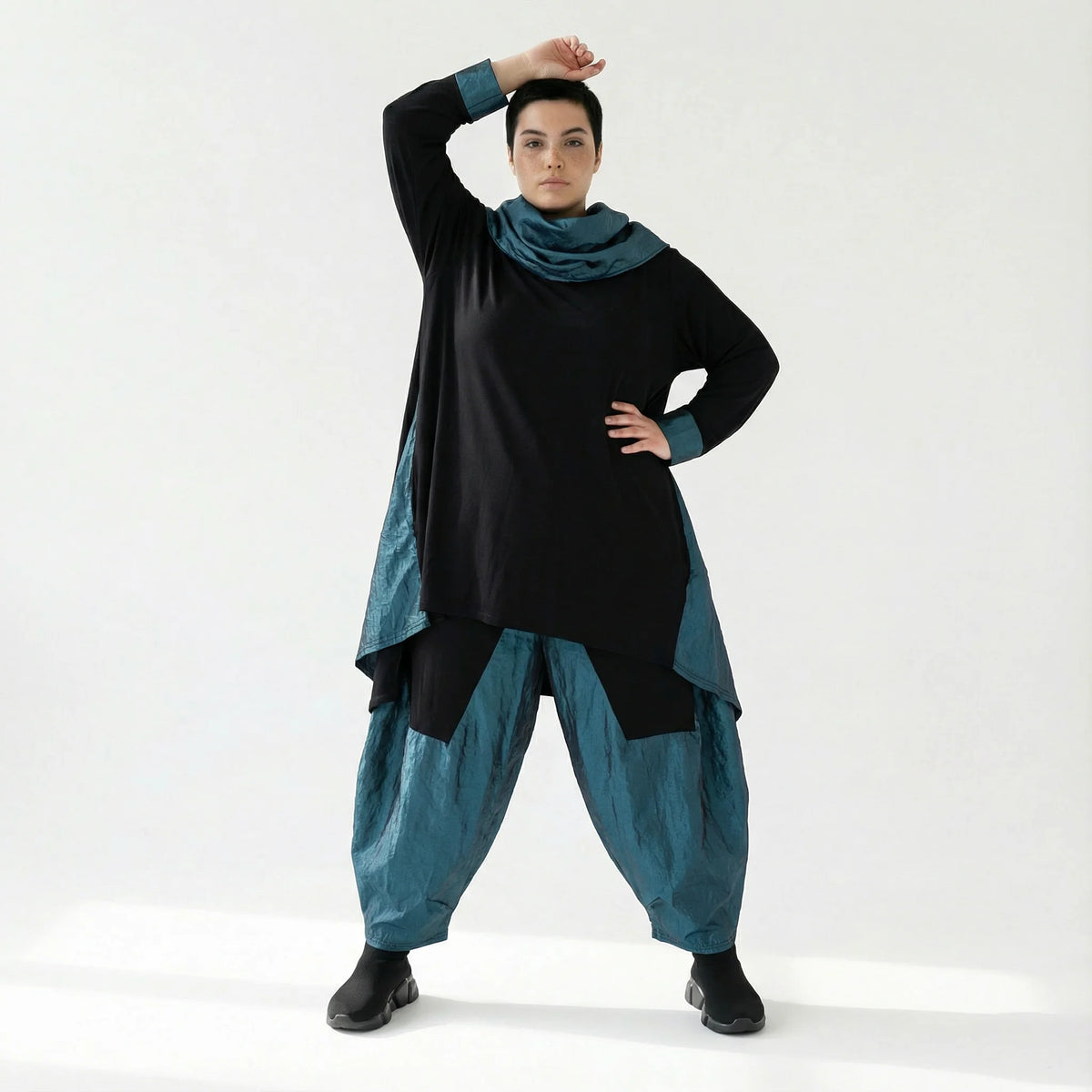 Ballonhose aus Memorytaft in Petrol – elastischer Komfort im Baggy-Look von AKH Premium bei Modeare entdecken