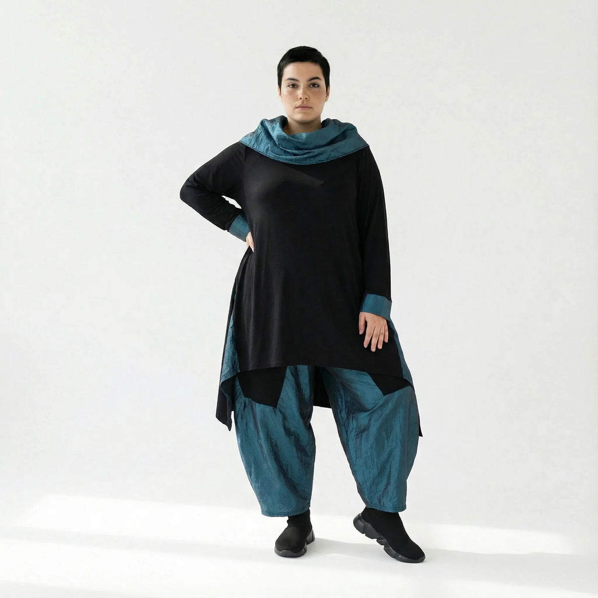 Ballonhose aus Memorytaft in Petrol – elastischer Komfort im Baggy-Look von AKH Premium bei Modeare entdecken