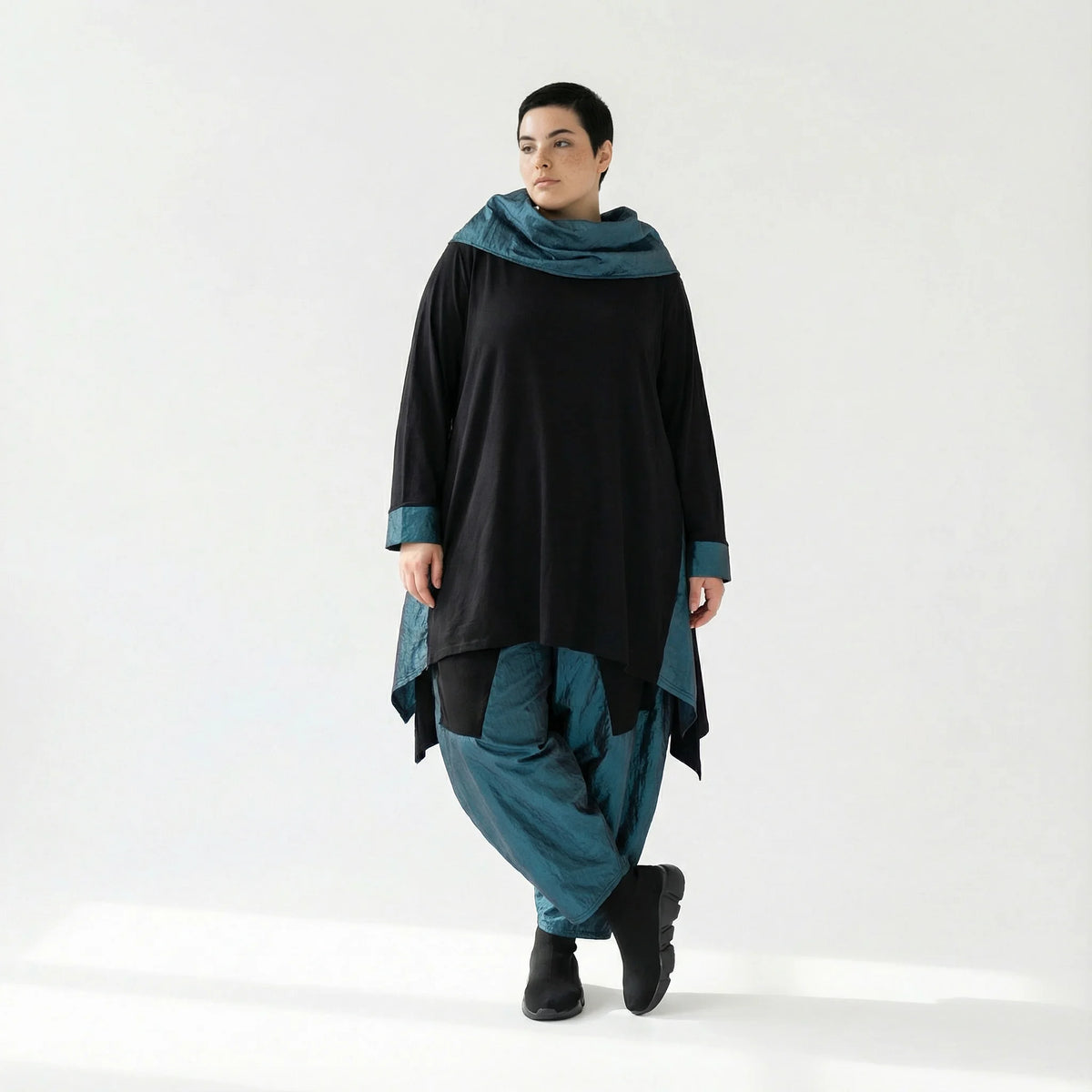 Ballonhose aus Memorytaft in Petrol – elastischer Komfort im Baggy-Look von AKH Premium bei Modeare entdecken