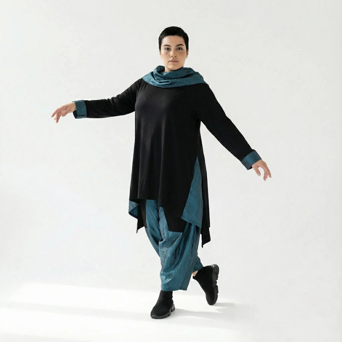 Ballonhose aus Memorytaft in Petrol – elastischer Komfort im Baggy-Look von AKH Premium bei Modeare entdecken