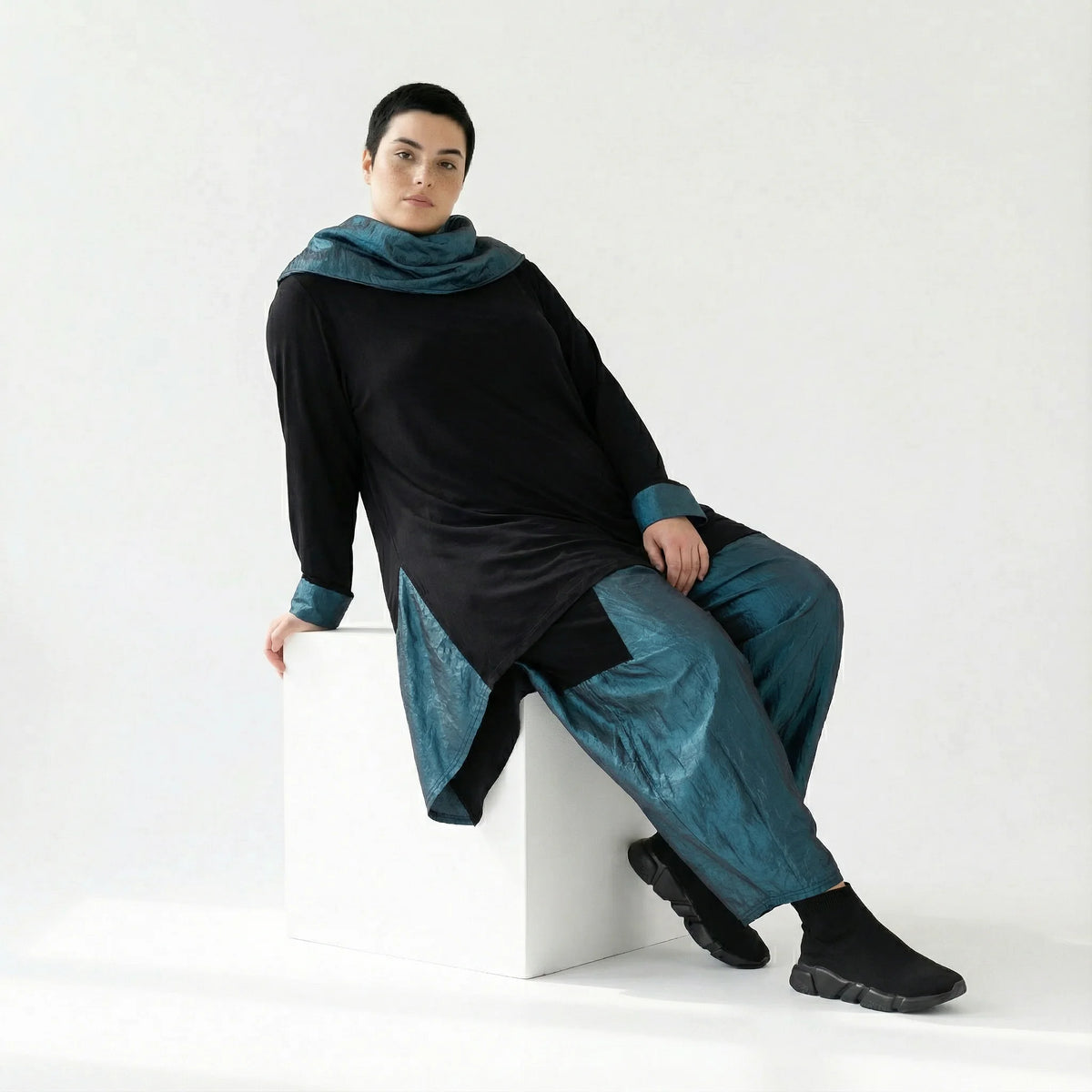 Ballonhose aus Memorytaft in Petrol – elastischer Komfort im Baggy-Look von AKH Premium bei Modeare entdecken