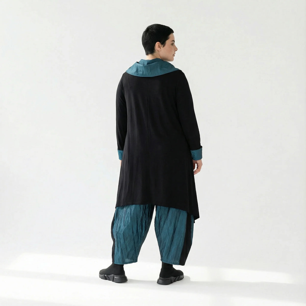 Ballonhose aus Memorytaft in Petrol – elastischer Komfort im Baggy-Look von AKH Premium bei Modeare entdecken