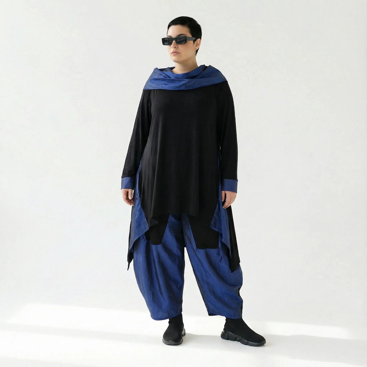 Taft-Ballonhose mit tiefem Schritt im Oversize-Baggy-Stil – AKH Premium Winterlook bei Modeare entdecken