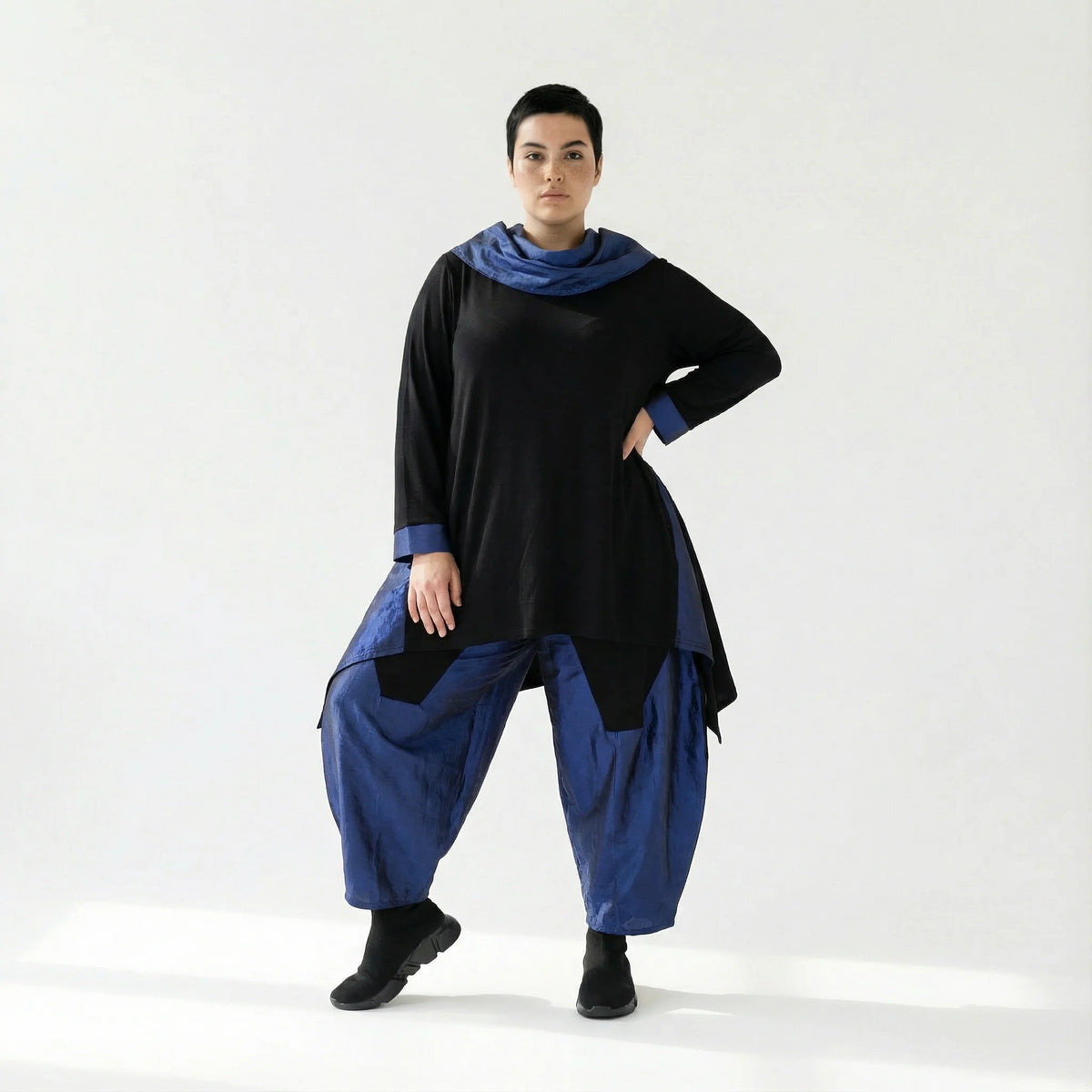 Taft-Ballonhose mit tiefem Schritt im Oversize-Baggy-Stil – AKH Premium Winterlook bei Modeare entdecken