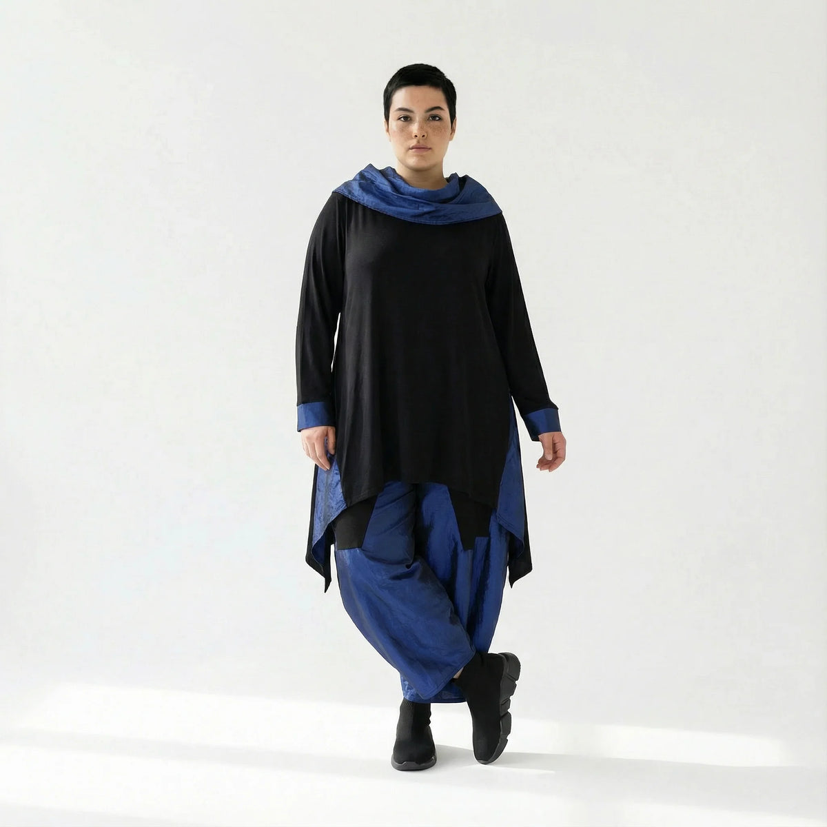 Taft-Ballonhose mit tiefem Schritt im Oversize-Baggy-Stil – AKH Premium Winterlook bei Modeare entdecken