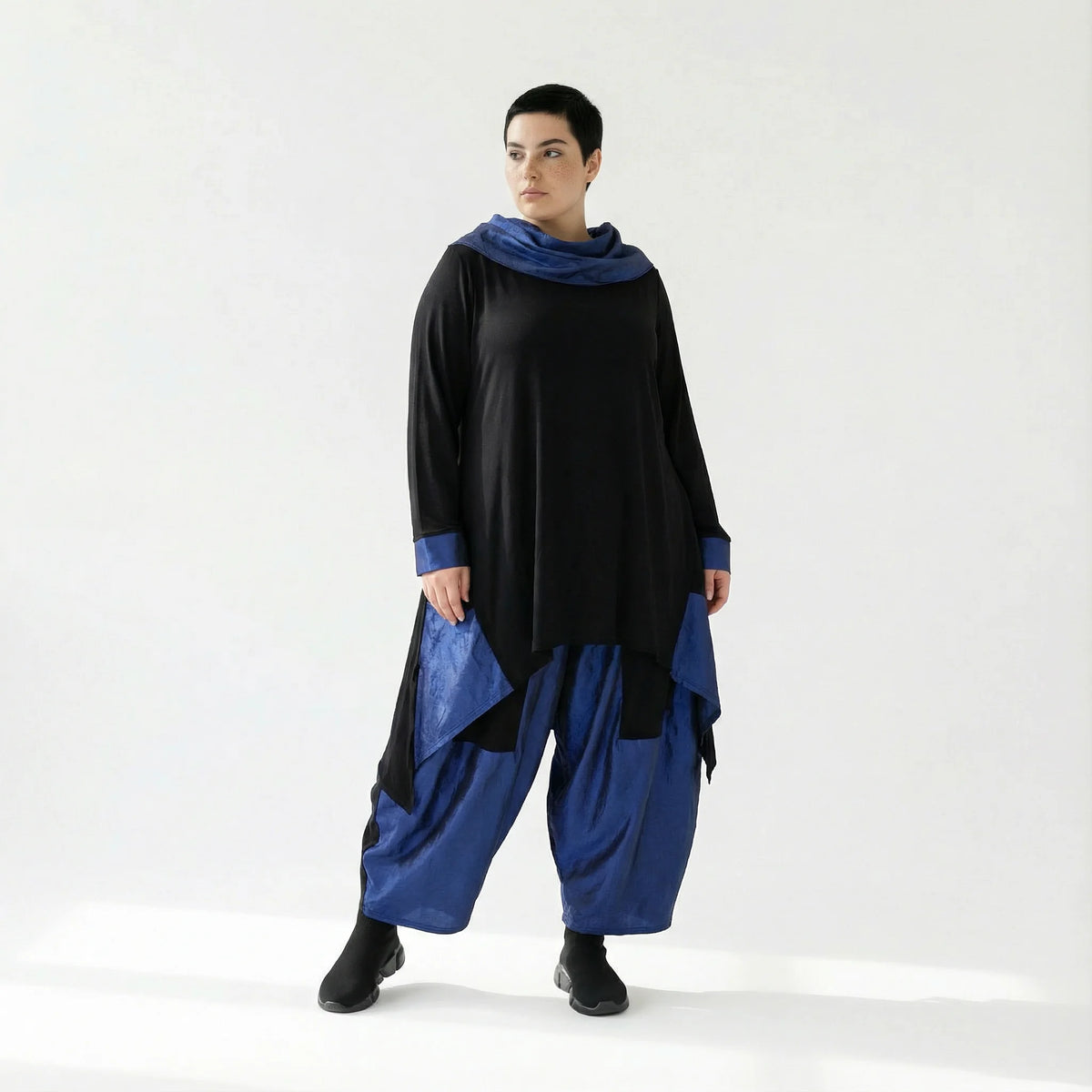 Taft-Ballonhose mit tiefem Schritt im Oversize-Baggy-Stil – AKH Premium Winterlook bei Modeare entdecken