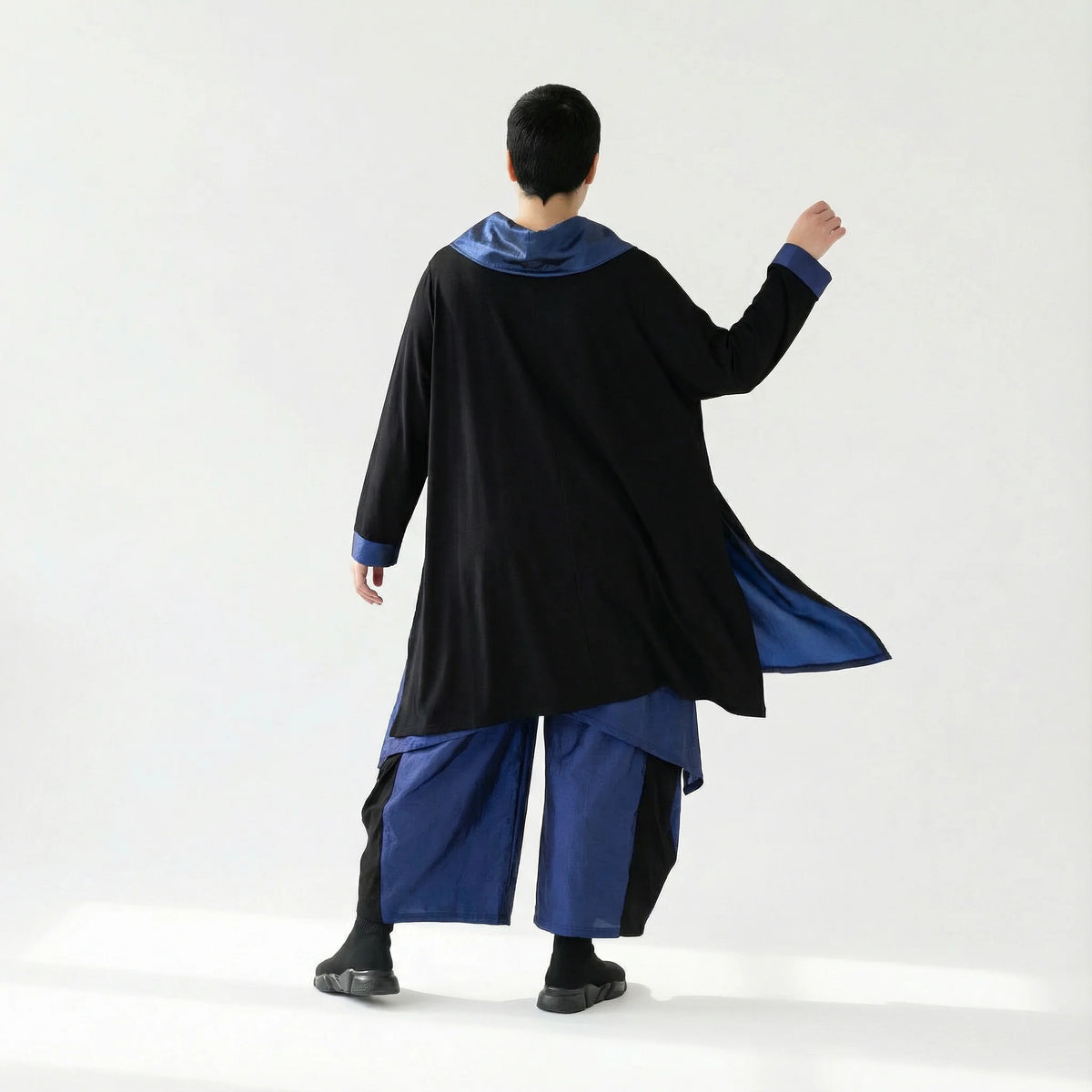 Taft-Ballonhose mit tiefem Schritt im Oversize-Baggy-Stil – AKH Premium Winterlook bei Modeare entdecken