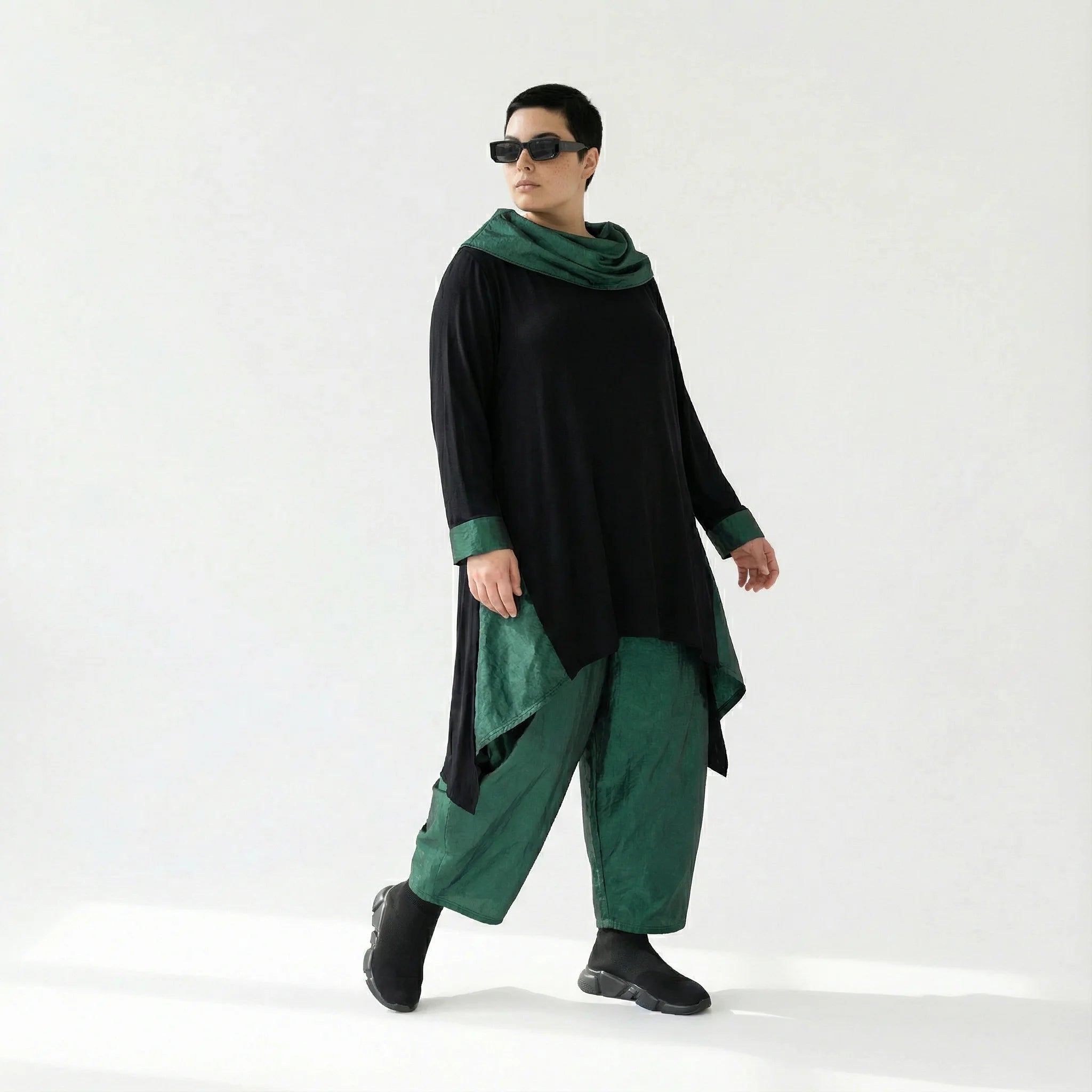 Weite Ballonhose mit Taftstruktur in Smaragdgrün von AKH Premium – jetzt bei Modeare im Oversize-Lagenlook entdecken