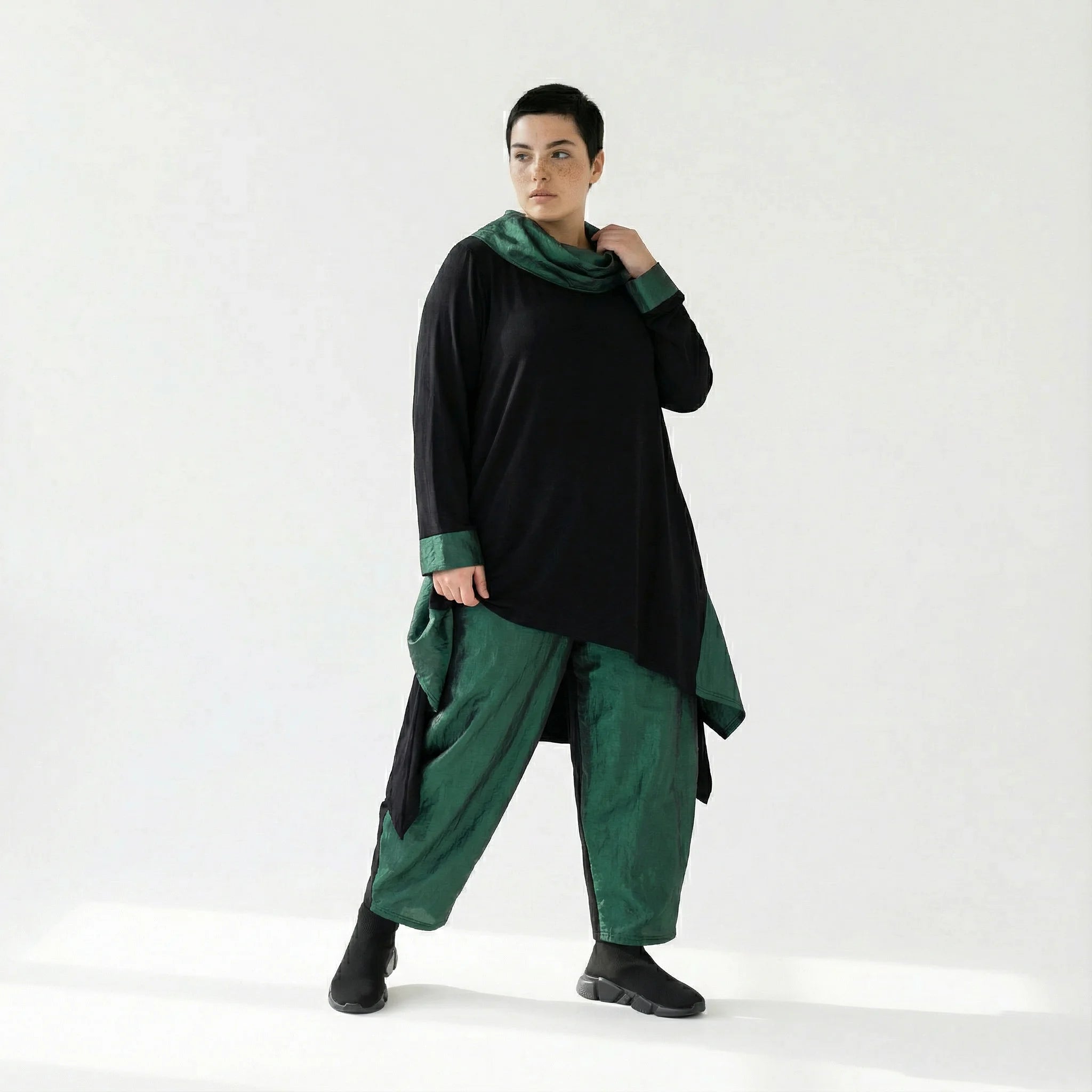 Asymmetrisches Shirt mit Taftdetails in Schwarz-Grün von AKH Premium – Oversize-Stil bei Modeare entdecken