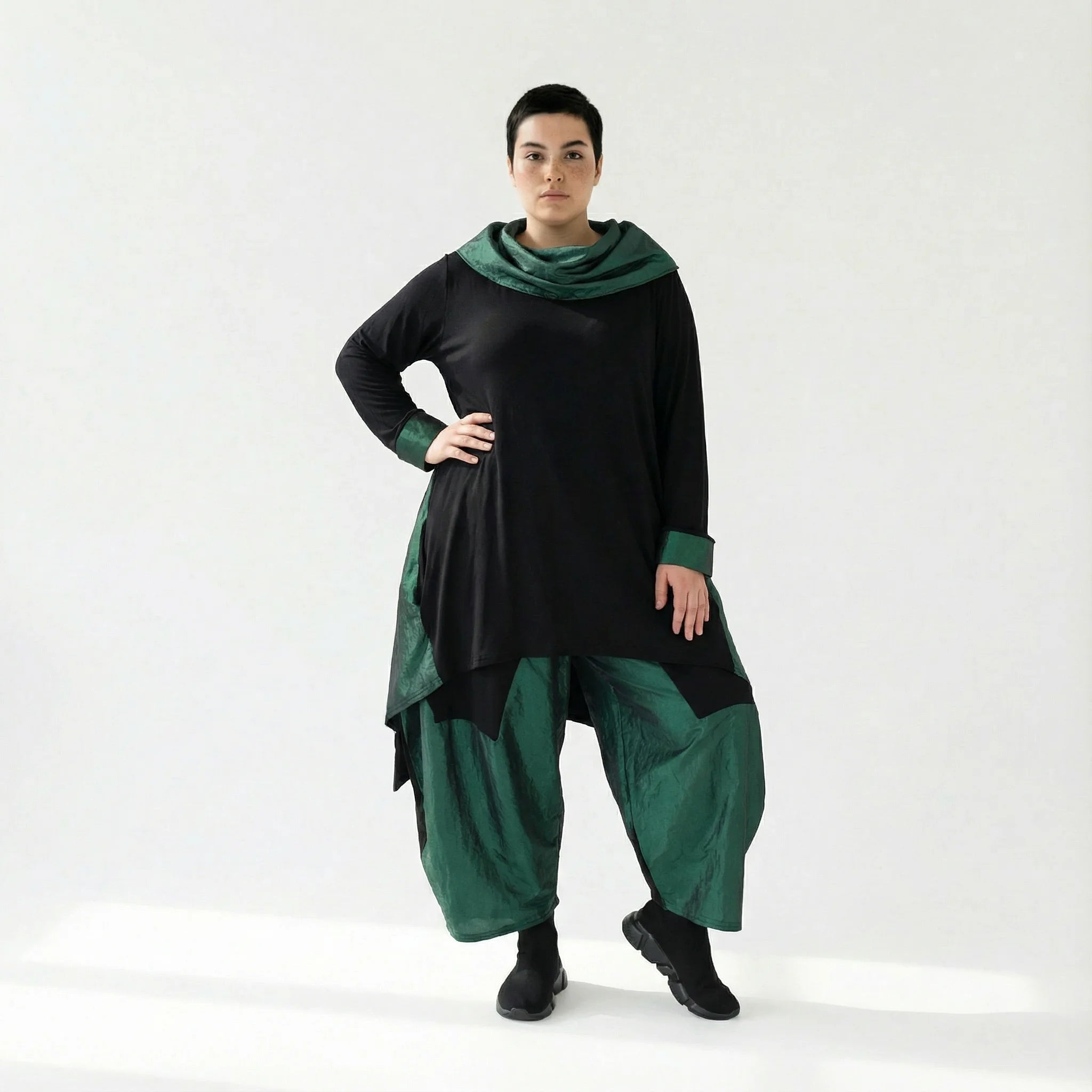 Asymmetrisches Shirt mit Taftdetails in Schwarz-Grün von AKH Premium – Oversize-Stil bei Modeare entdecken