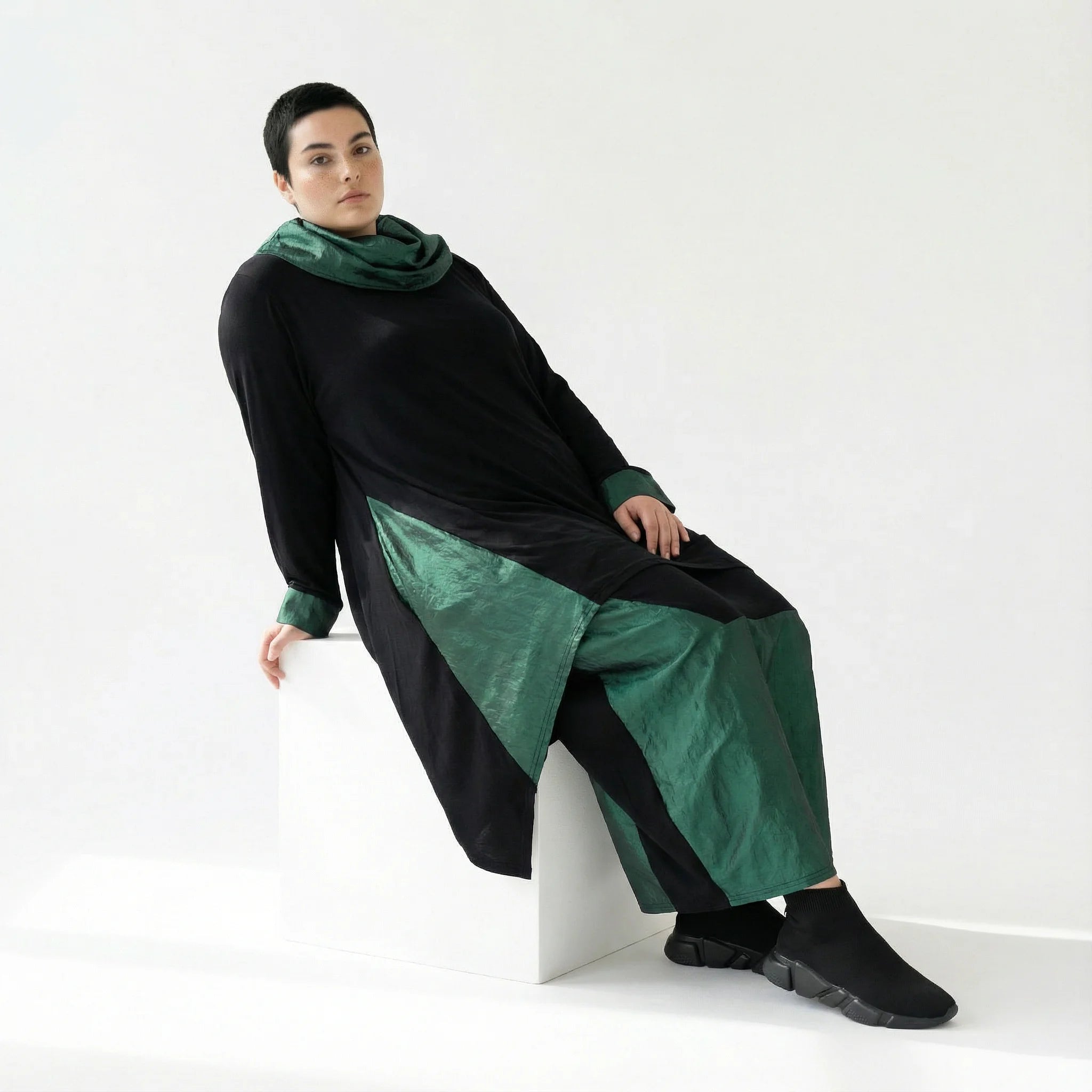 Asymmetrisches Shirt mit Taftdetails in Schwarz-Grün von AKH Premium – Oversize-Stil bei Modeare entdecken