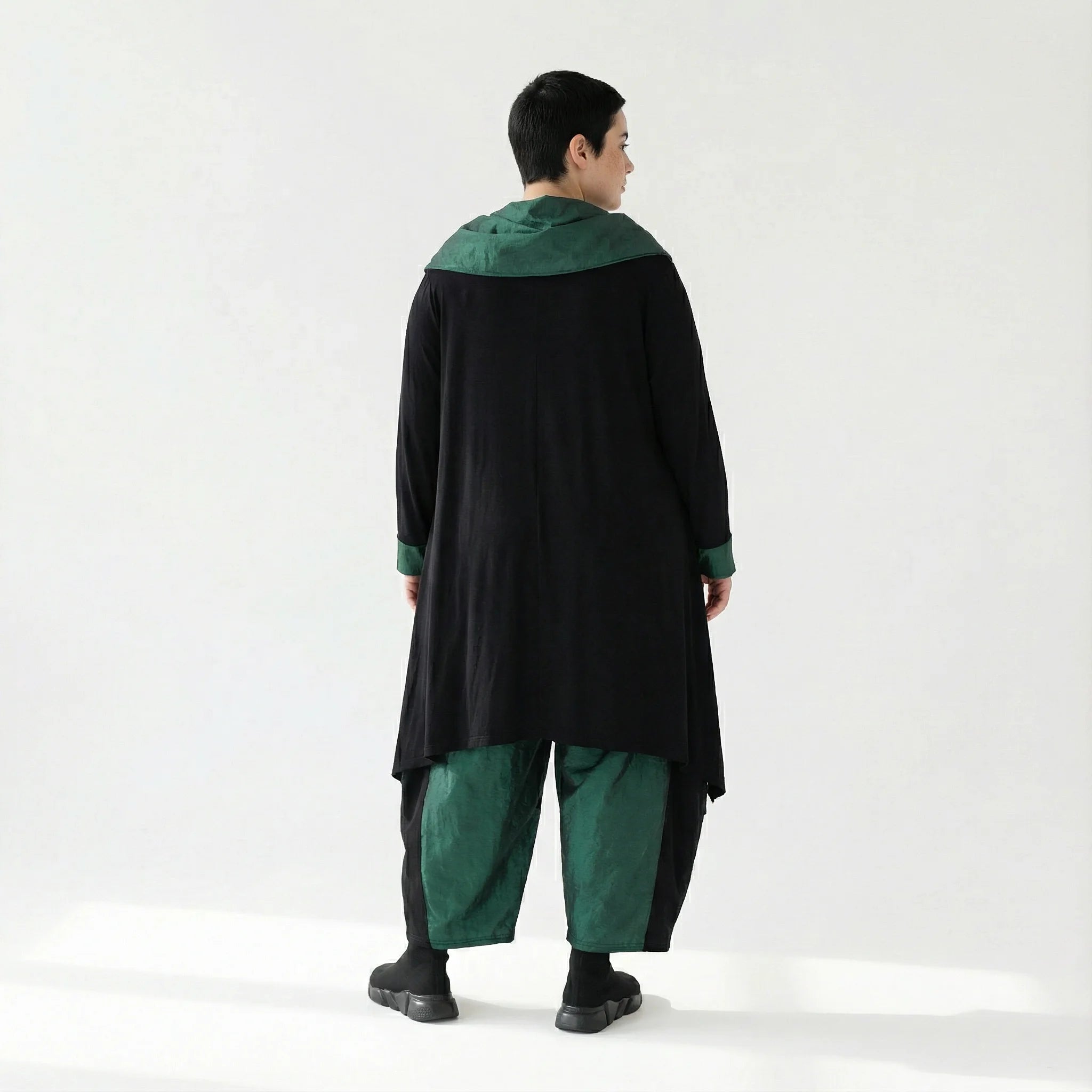 Asymmetrisches Shirt mit Taftdetails in Schwarz-Grün von AKH Premium – Oversize-Stil bei Modeare entdecken