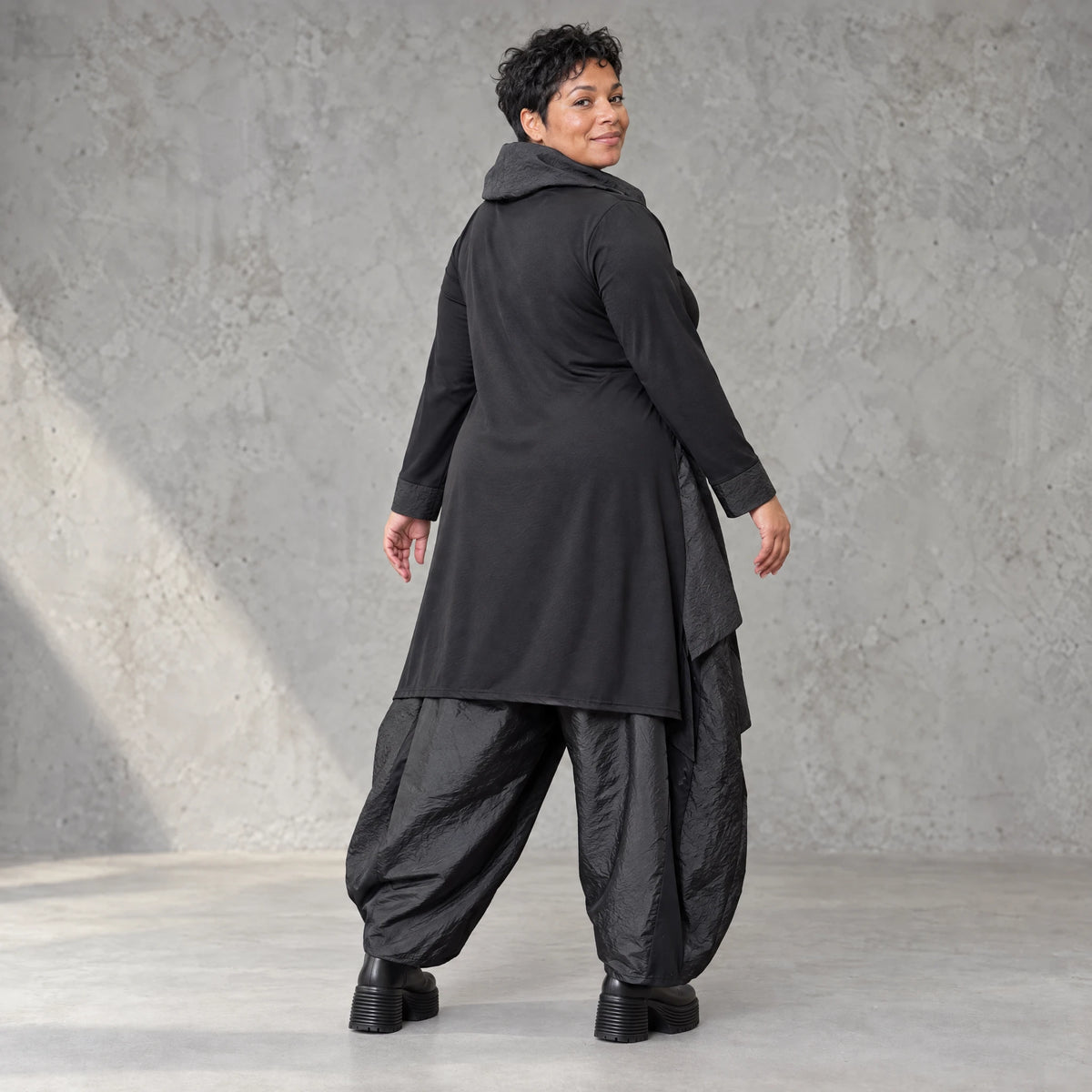 Weite Tiefschritt-Ballonhose mit Taftdetails und Stretchbund in Schwarz