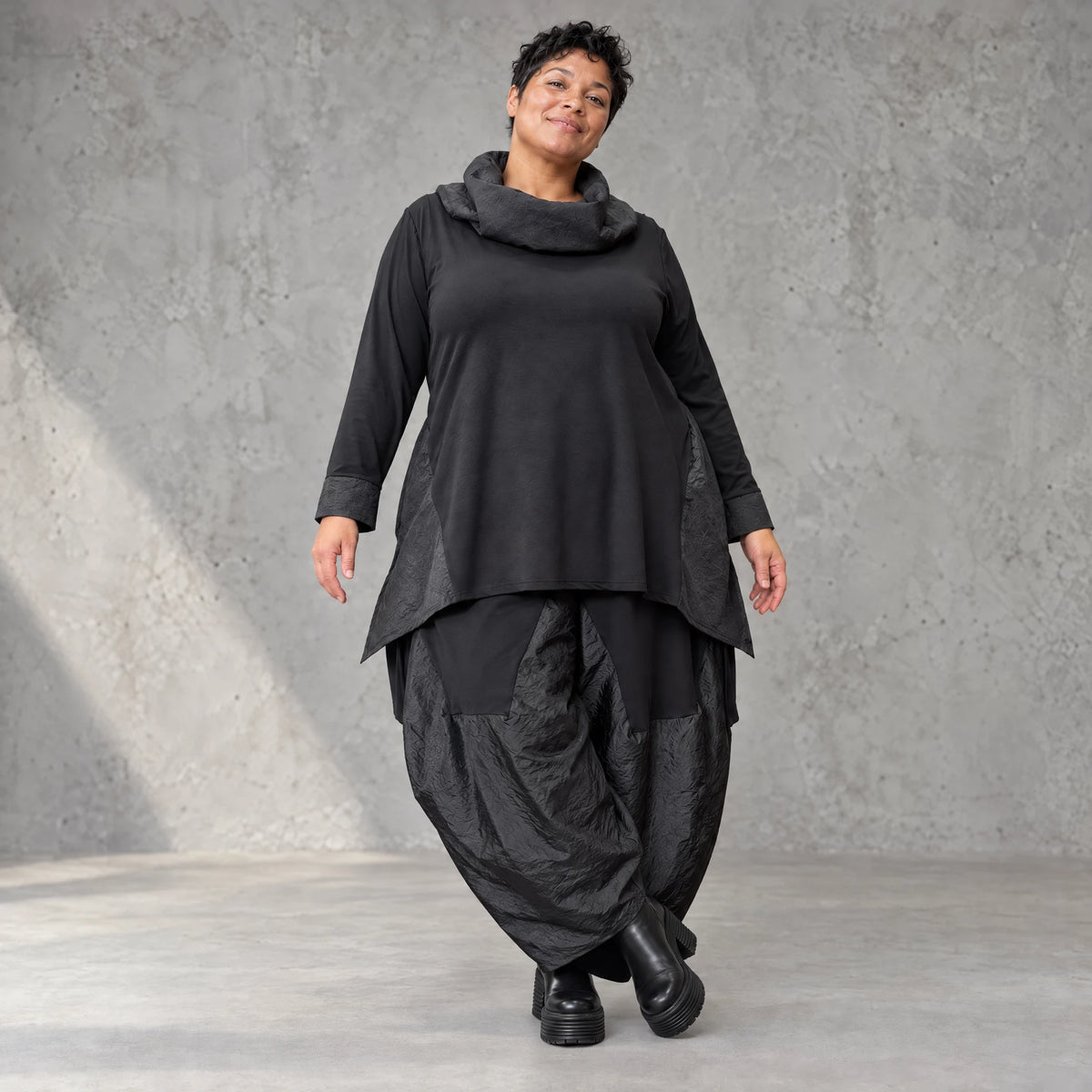 Weite Tiefschritt-Ballonhose mit Taftdetails und Stretchbund in Schwarz