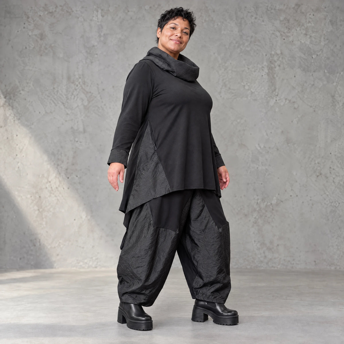 Weite Tiefschritt-Ballonhose mit Taftdetails und Stretchbund in Schwarz