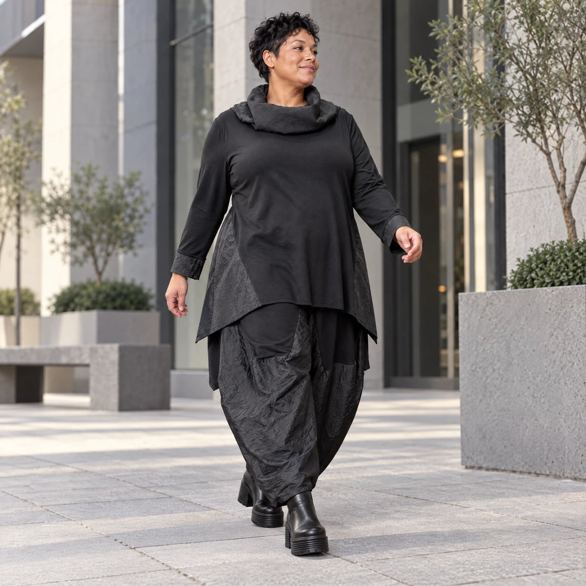 Weite Tiefschritt-Ballonhose mit Taftdetails und Stretchbund in Schwarz