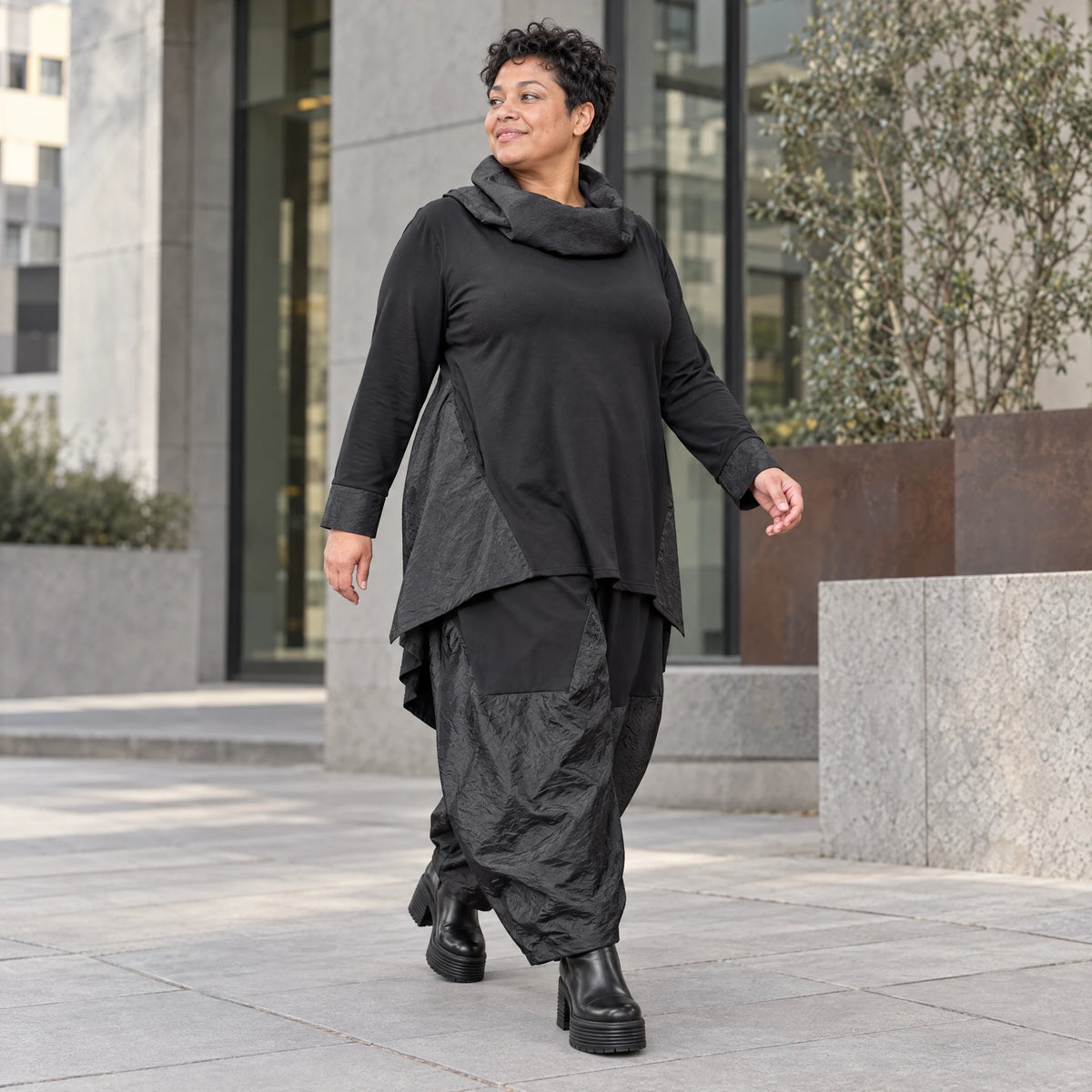 Weite Tiefschritt-Ballonhose mit Taftdetails und Stretchbund in Schwarz