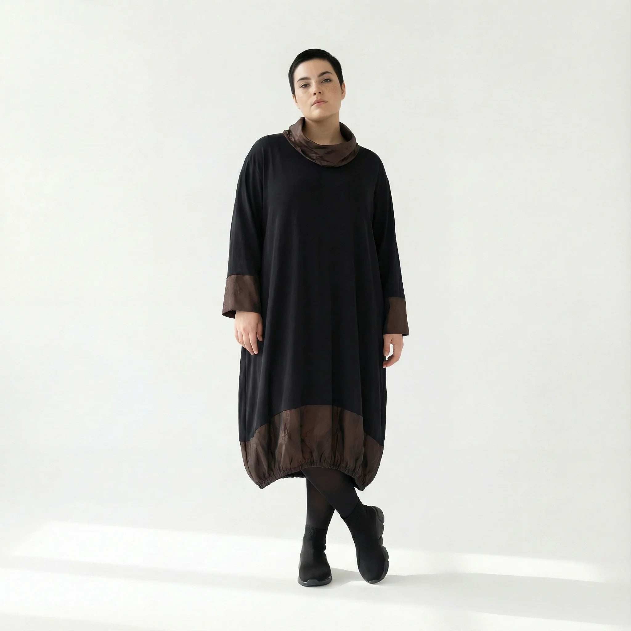 AKH Premium Oversize-Kleid mit Memorytaft und Raffung – Wintermode aus Frankreich | Modeare