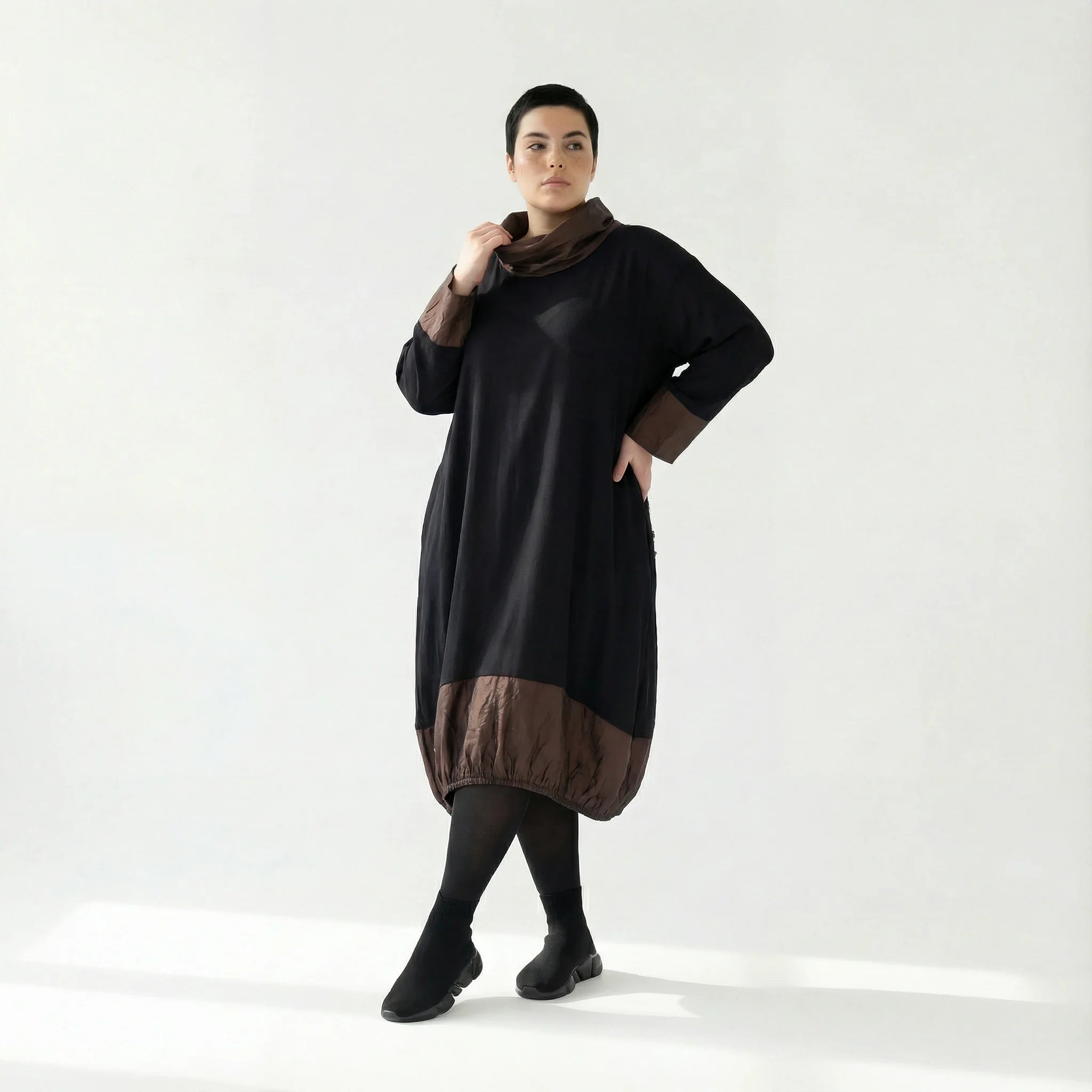 AKH Premium Oversize-Kleid mit Memorytaft und Raffung – Wintermode aus Frankreich | Modeare
