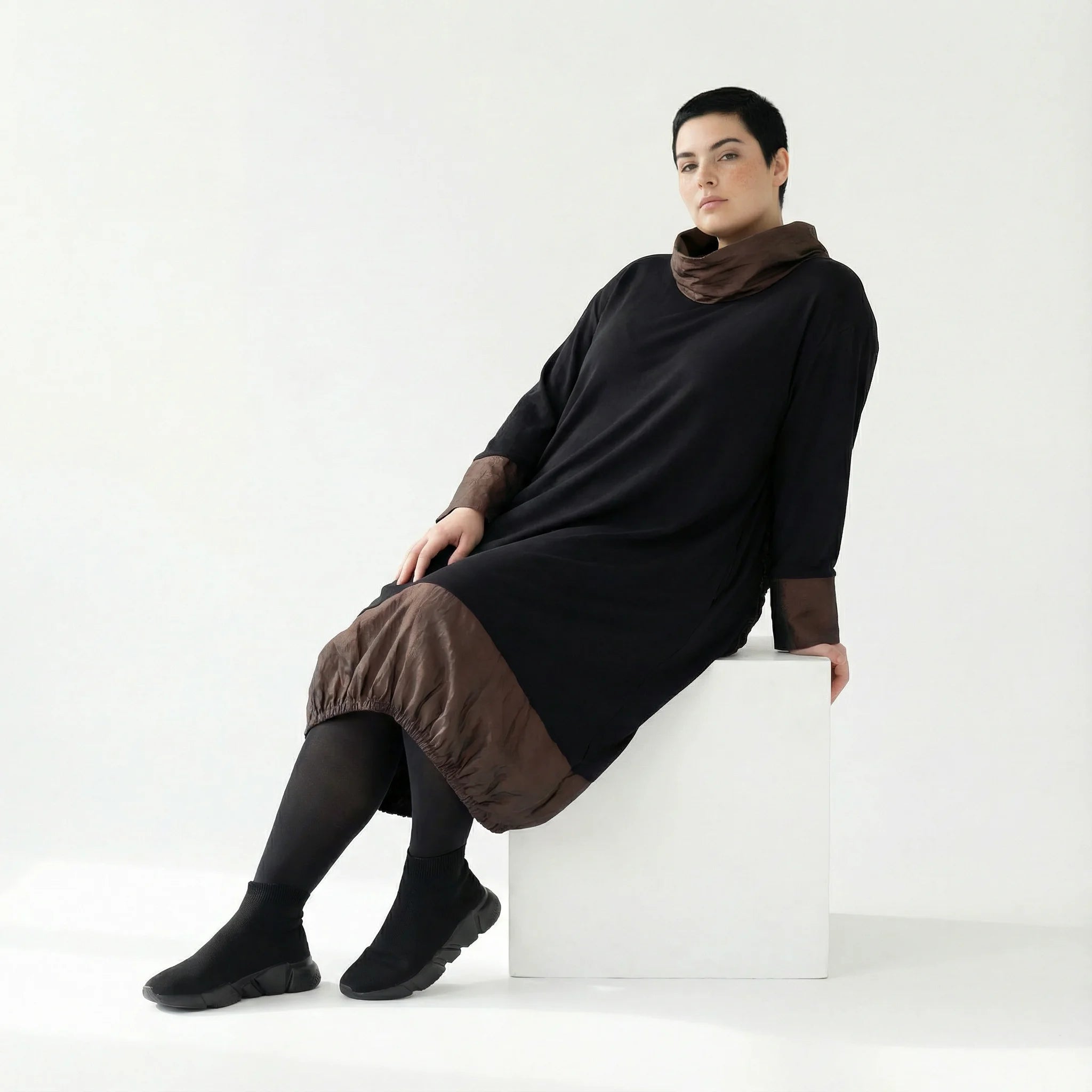 AKH Premium Oversize-Kleid mit Memorytaft und Raffung – Wintermode aus Frankreich | Modeare