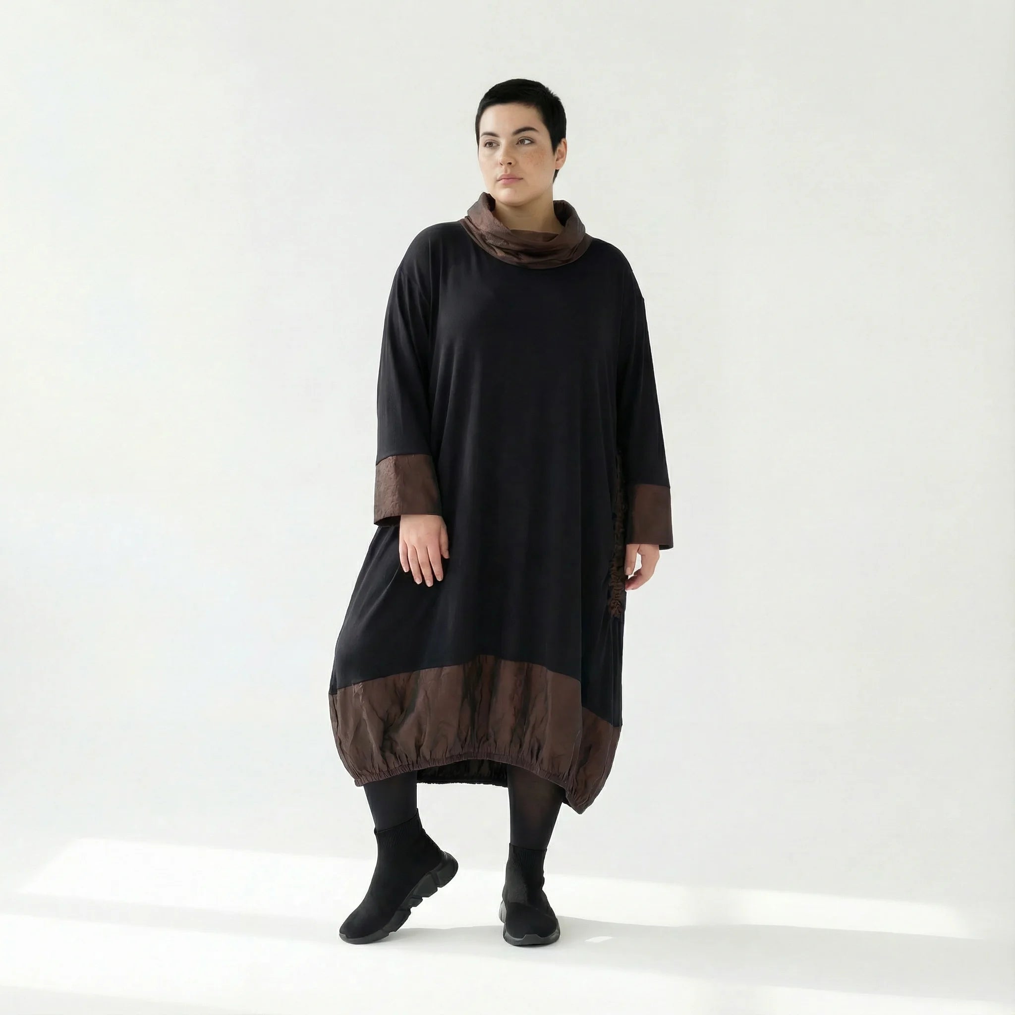 AKH Premium Oversize-Kleid mit Memorytaft und Raffung – Wintermode aus Frankreich | Modeare