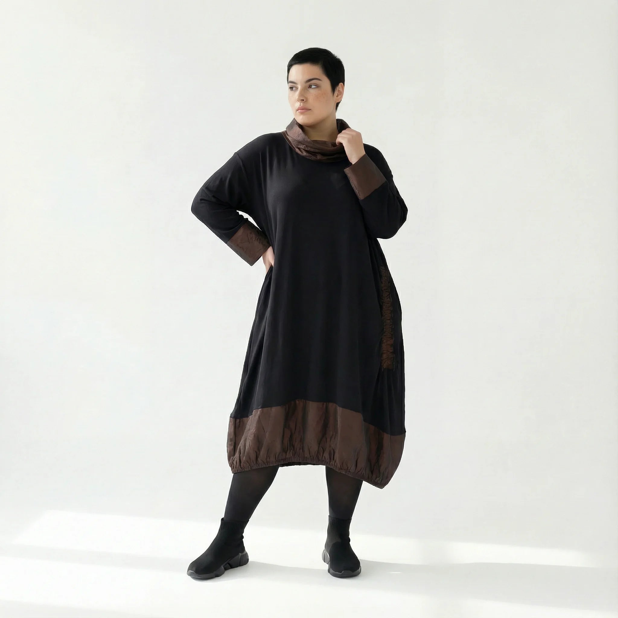 AKH Premium Oversize-Kleid mit Memorytaft und Raffung – Wintermode aus Frankreich | Modeare