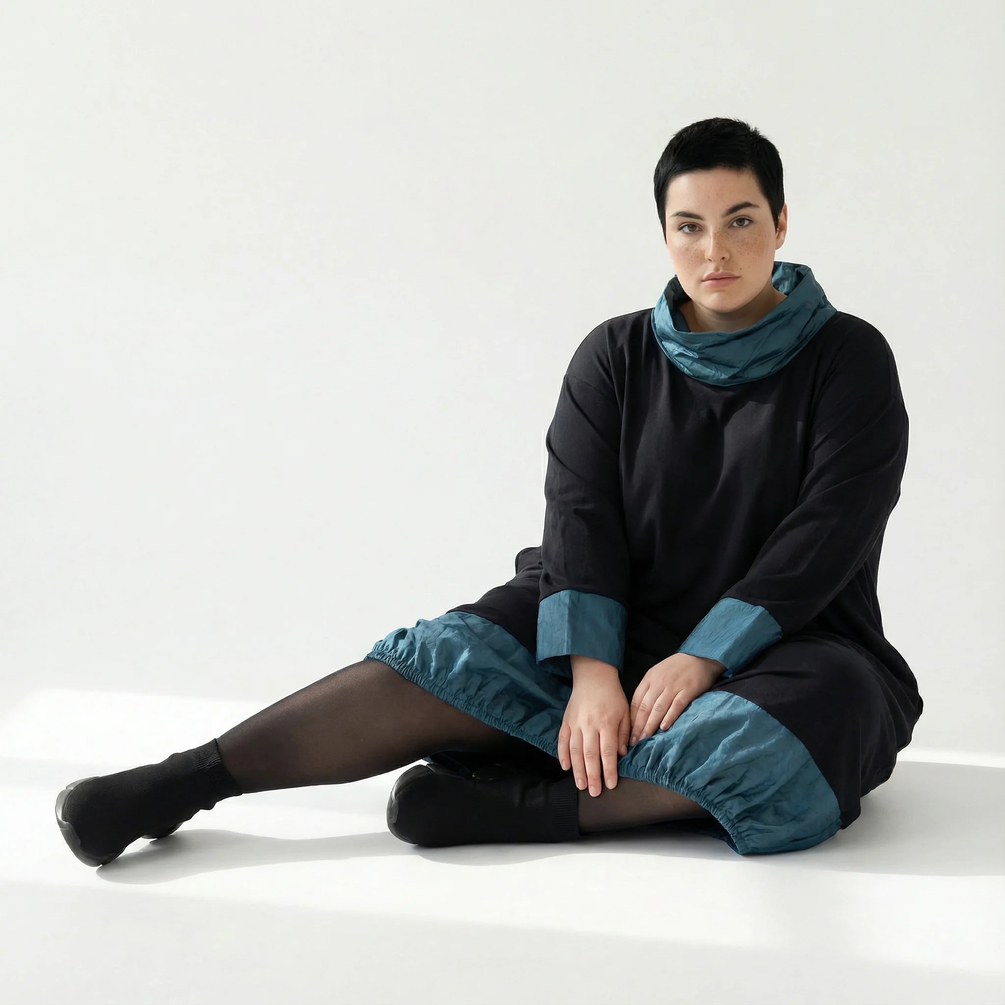AKH Premium Ballonkleid Oversize mit Memorytaft in Schwarz-Petrol – stilvolles Viskose-Dress für Wintermode bei Modeare
