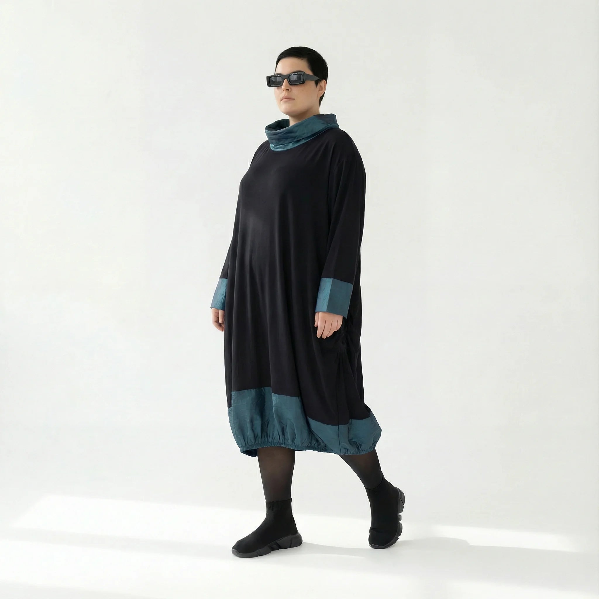 AKH Premium Ballonkleid Oversize mit Memorytaft in Schwarz-Petrol – stilvolles Viskose-Dress für Wintermode bei Modeare