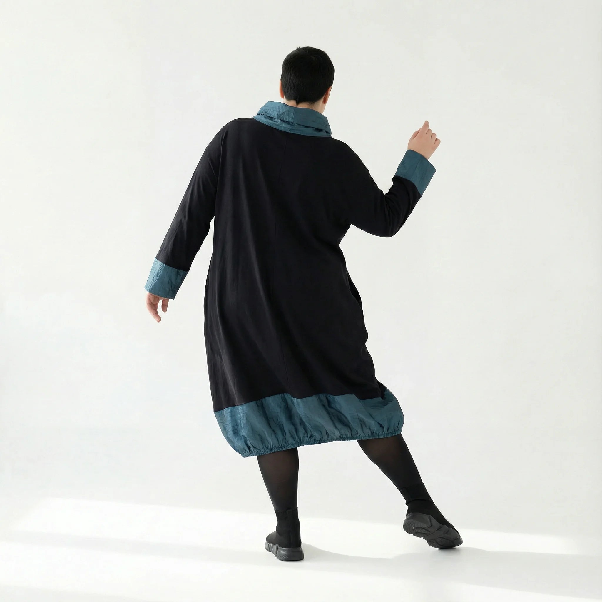 AKH Premium Ballonkleid Oversize mit Memorytaft in Schwarz-Petrol – stilvolles Viskose-Dress für Wintermode bei Modeare