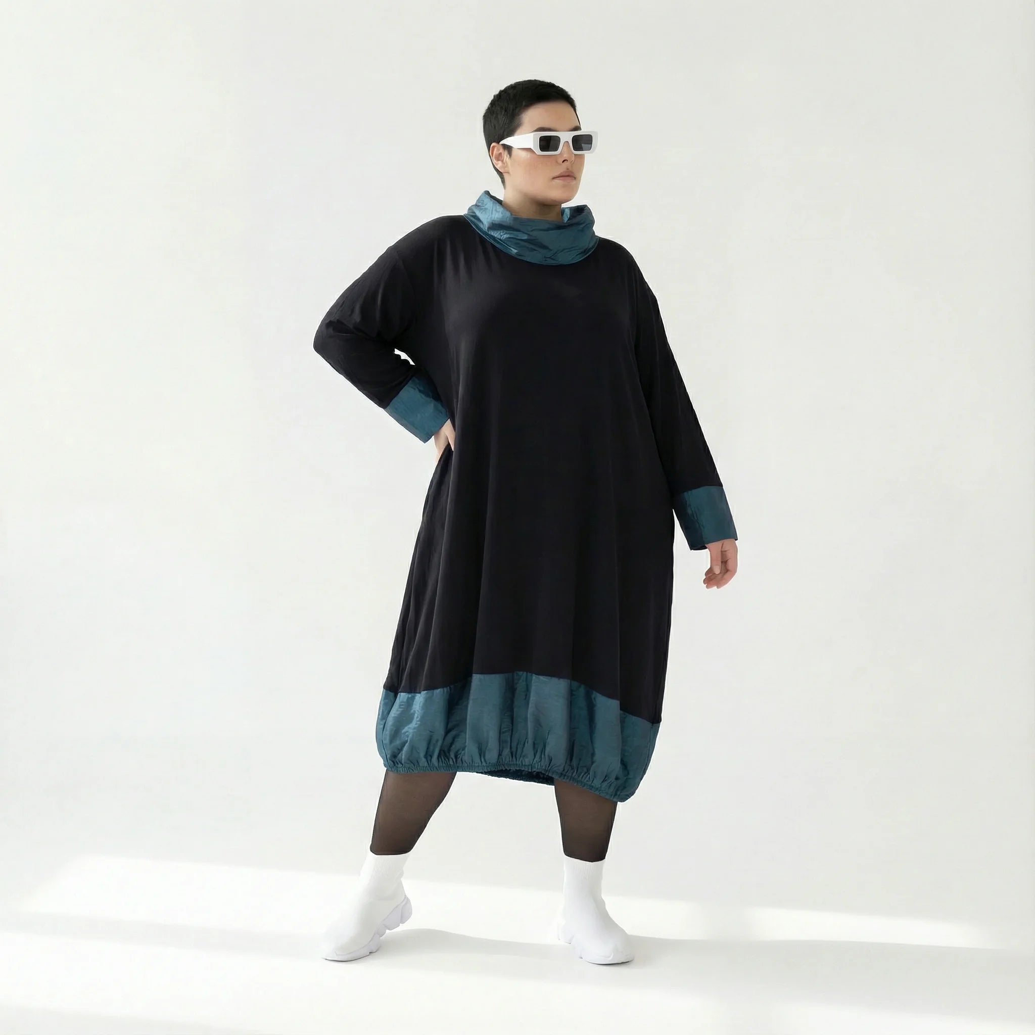 AKH Premium Ballonkleid Oversize mit Memorytaft in Schwarz-Petrol – stilvolles Viskose-Dress für Wintermode bei Modeare