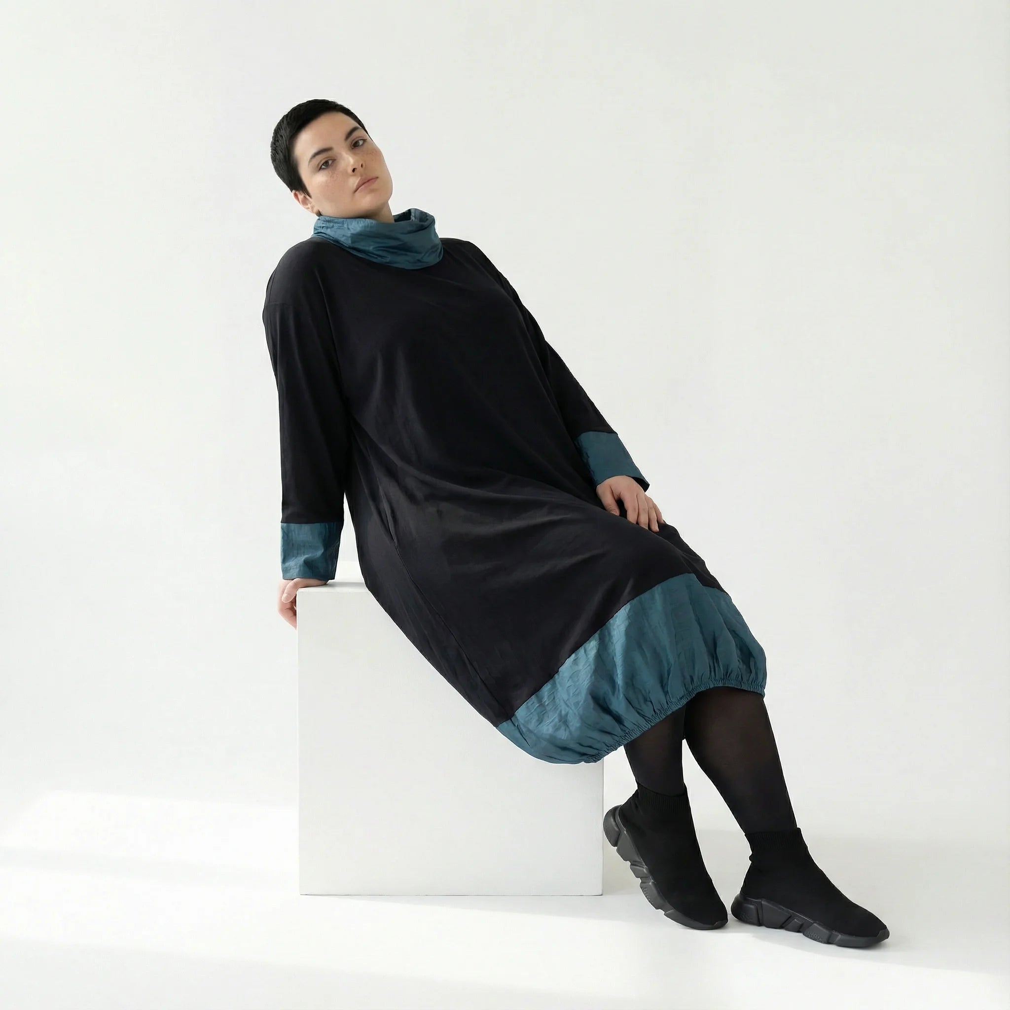 AKH Premium Ballonkleid Oversize mit Memorytaft in Schwarz-Petrol – stilvolles Viskose-Dress für Wintermode bei Modeare