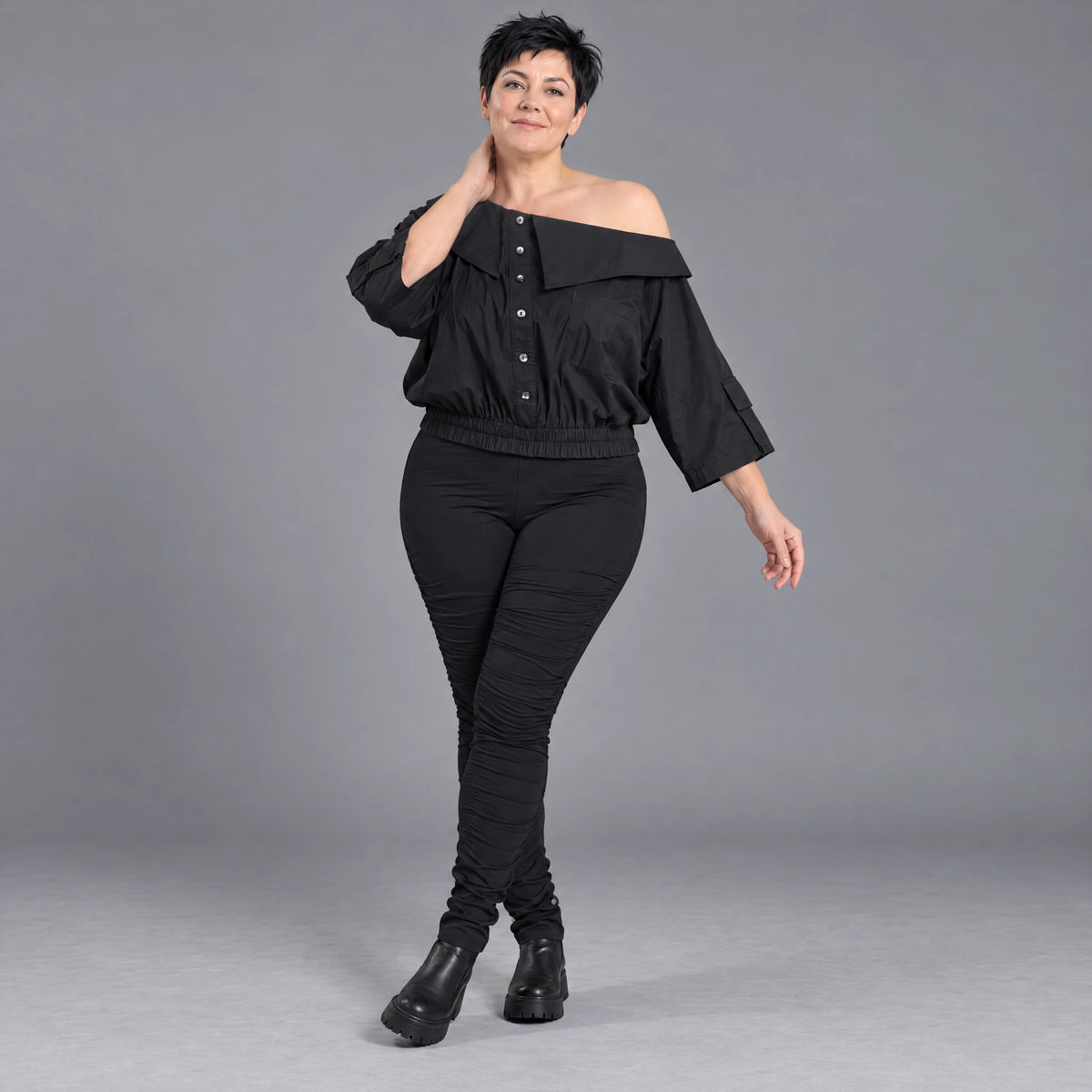 Oversize Offshoulder Bluse mit Kragen aus weicher Baumwollmischung und elastischem Saum