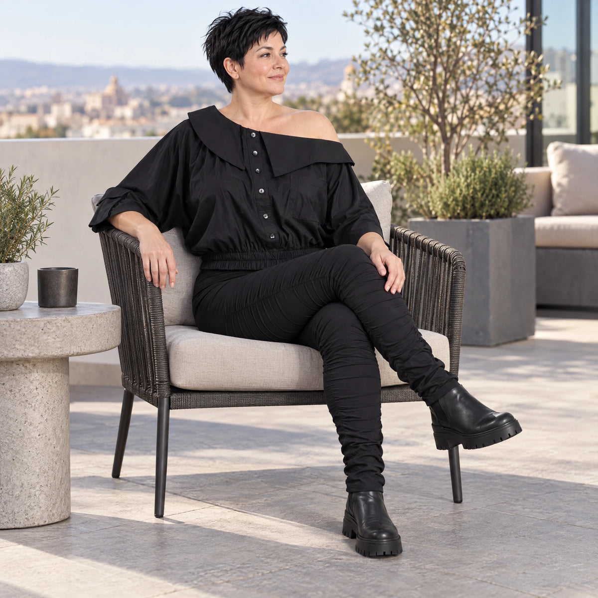 Oversize Offshoulder Bluse mit Kragen aus weicher Baumwollmischung und elastischem Saum