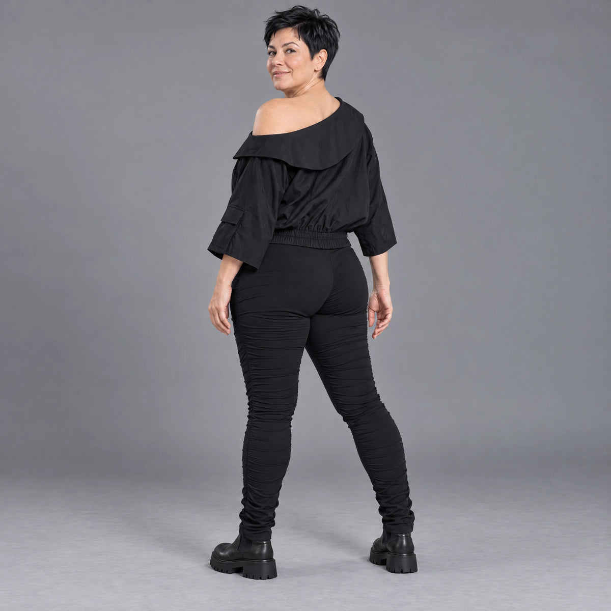 Oversize Offshoulder Bluse mit Kragen aus weicher Baumwollmischung und elastischem Saum