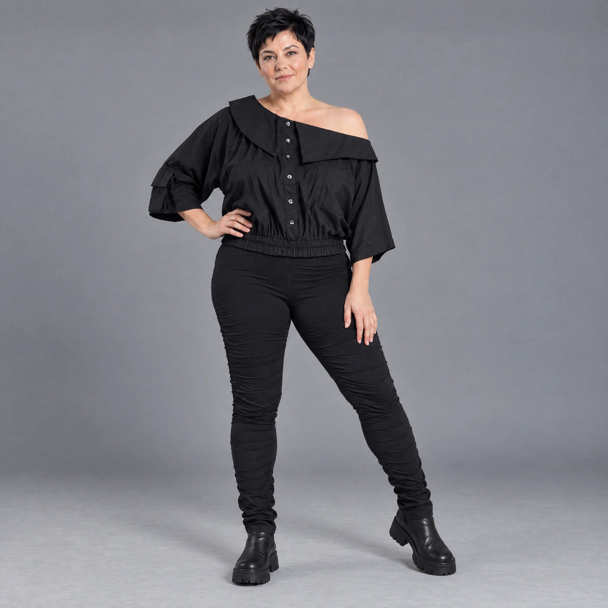 Oversize Offshoulder Bluse mit Kragen aus weicher Baumwollmischung und elastischem Saum