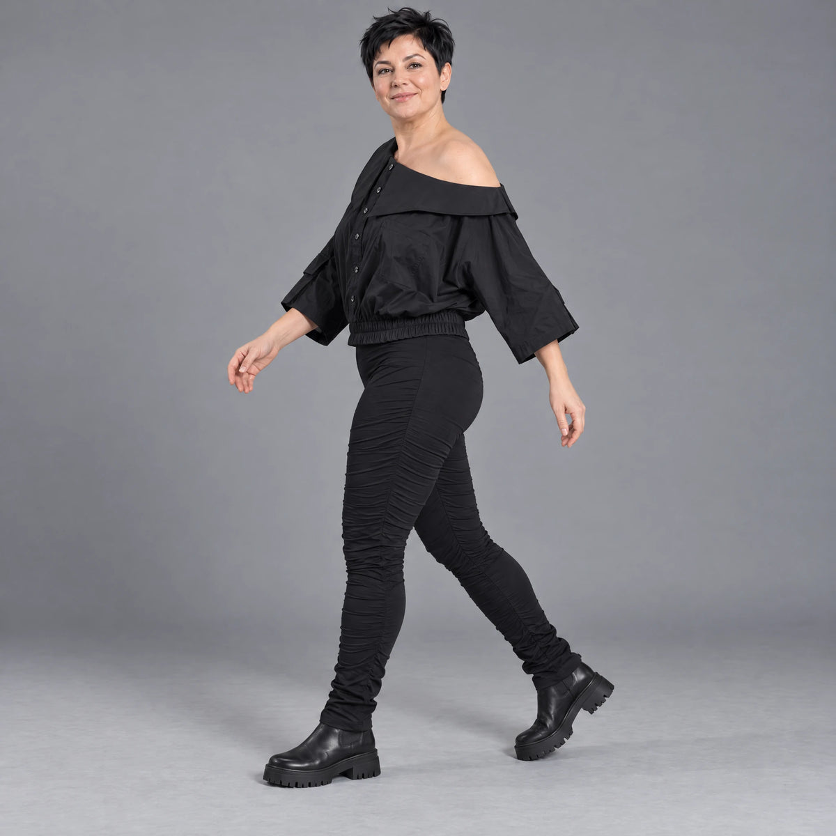 Oversize Offshoulder Bluse mit Kragen aus weicher Baumwollmischung und elastischem Saum